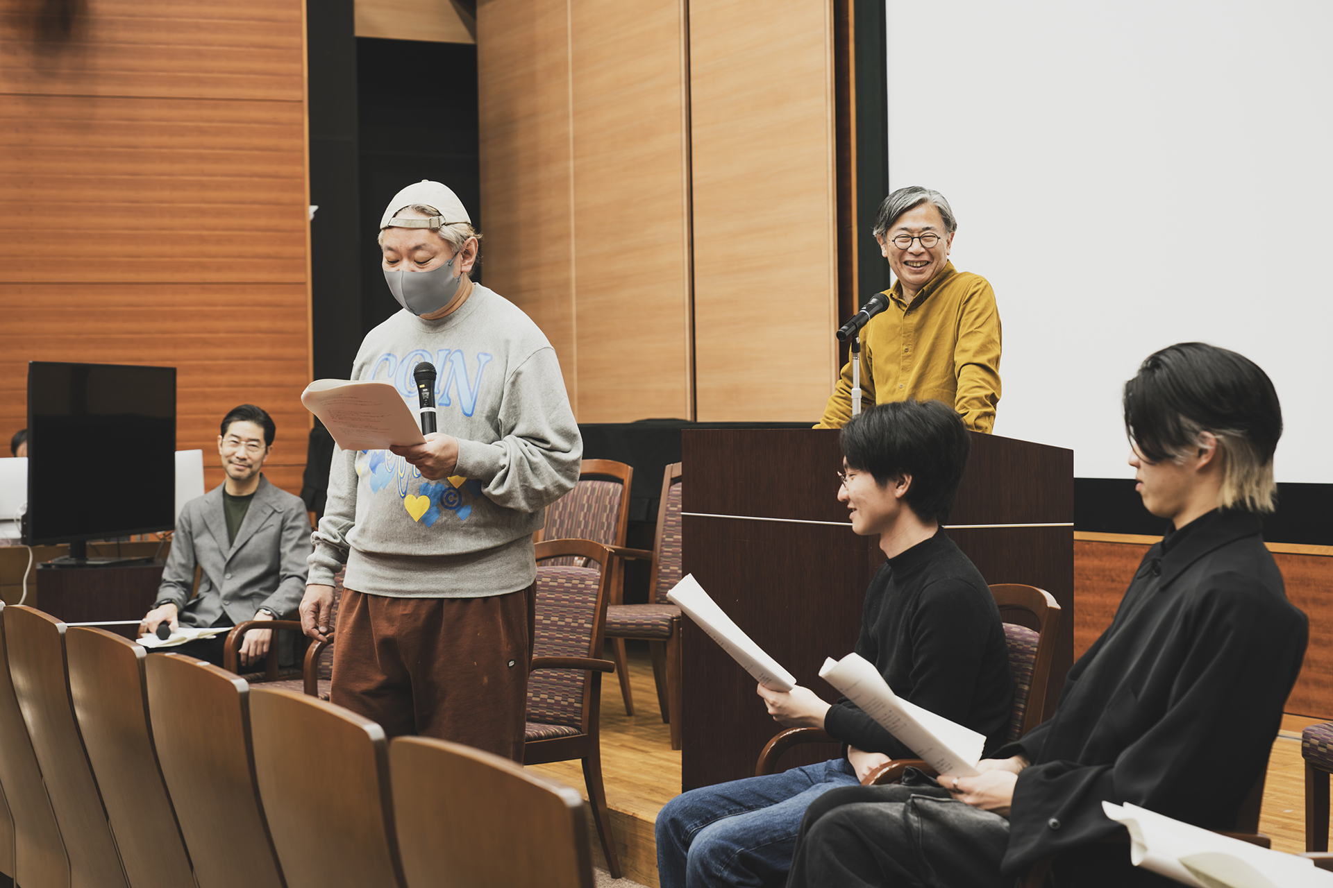 「“参考人”の皆さんにはどこで喋ってもらいますか？」と立ち位置などを確認する中邑さんと鈴木おさむさん