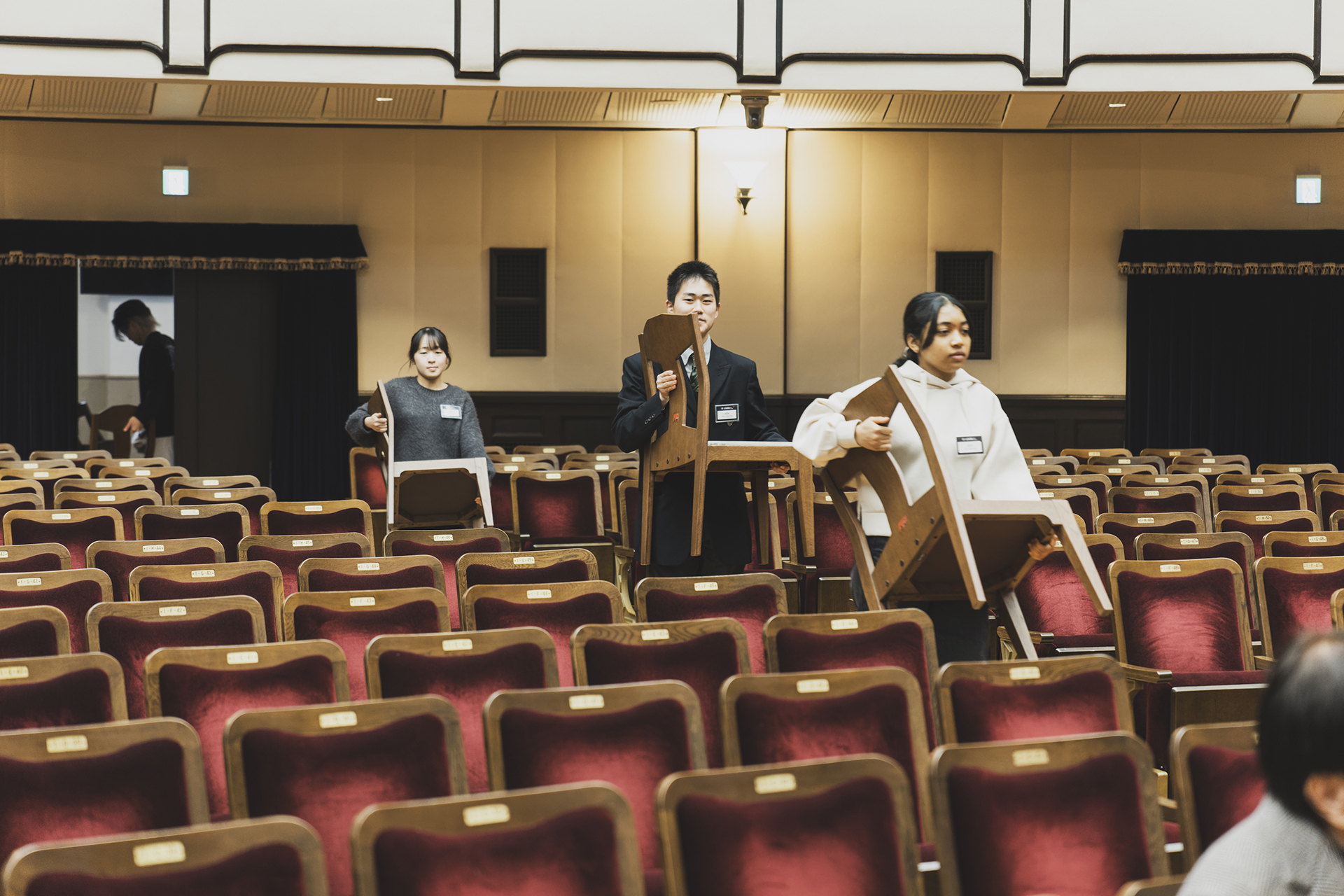 いすを運んだり受付をしたり、スカラーシップ生たちが分担してシンポジウムの運営をサポート