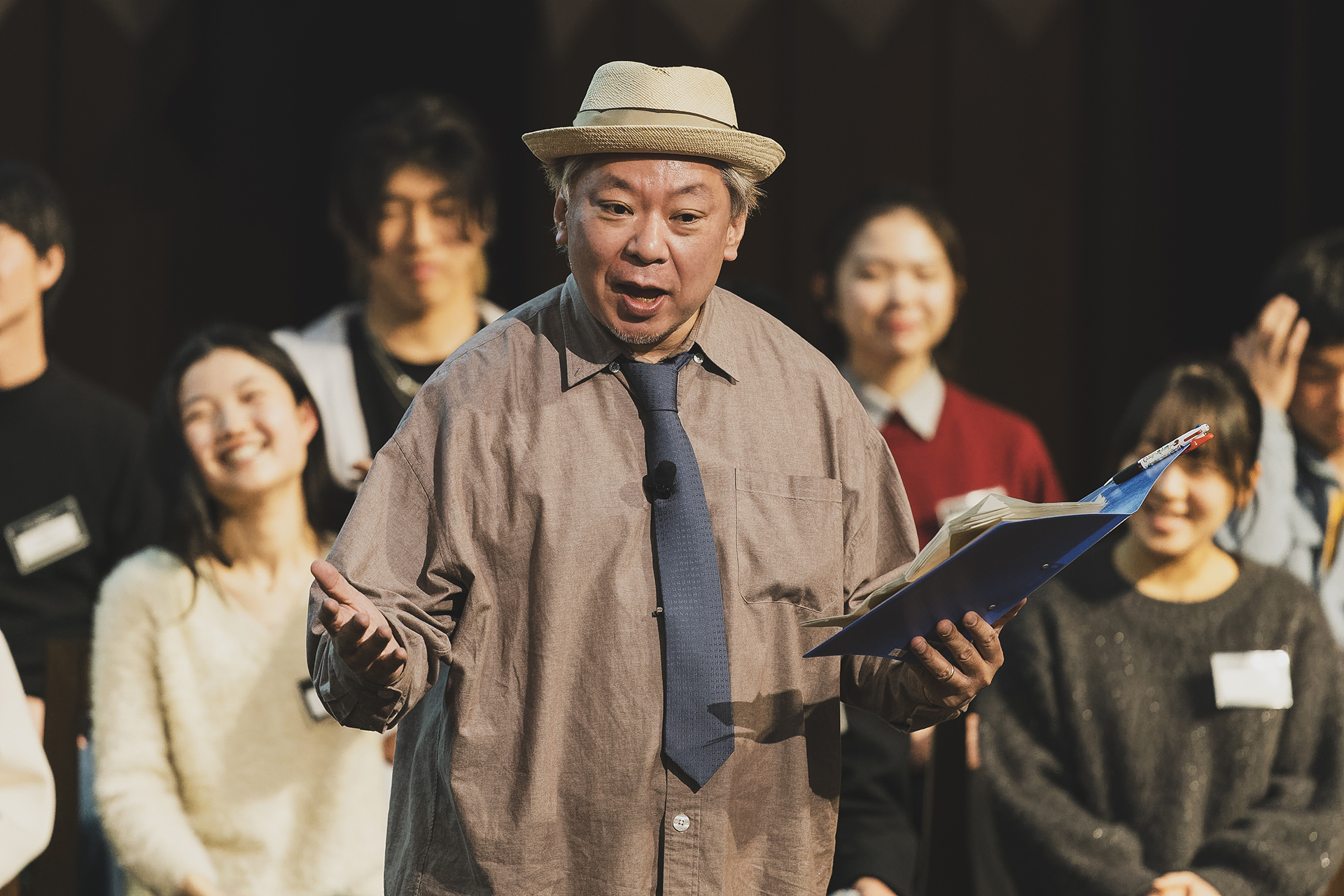 「このプログラムはいかに学生たちを振り回して困らせているんじゃないかということを今日皆さんに伝えたいんです!」と検事役の鈴木おさむさん