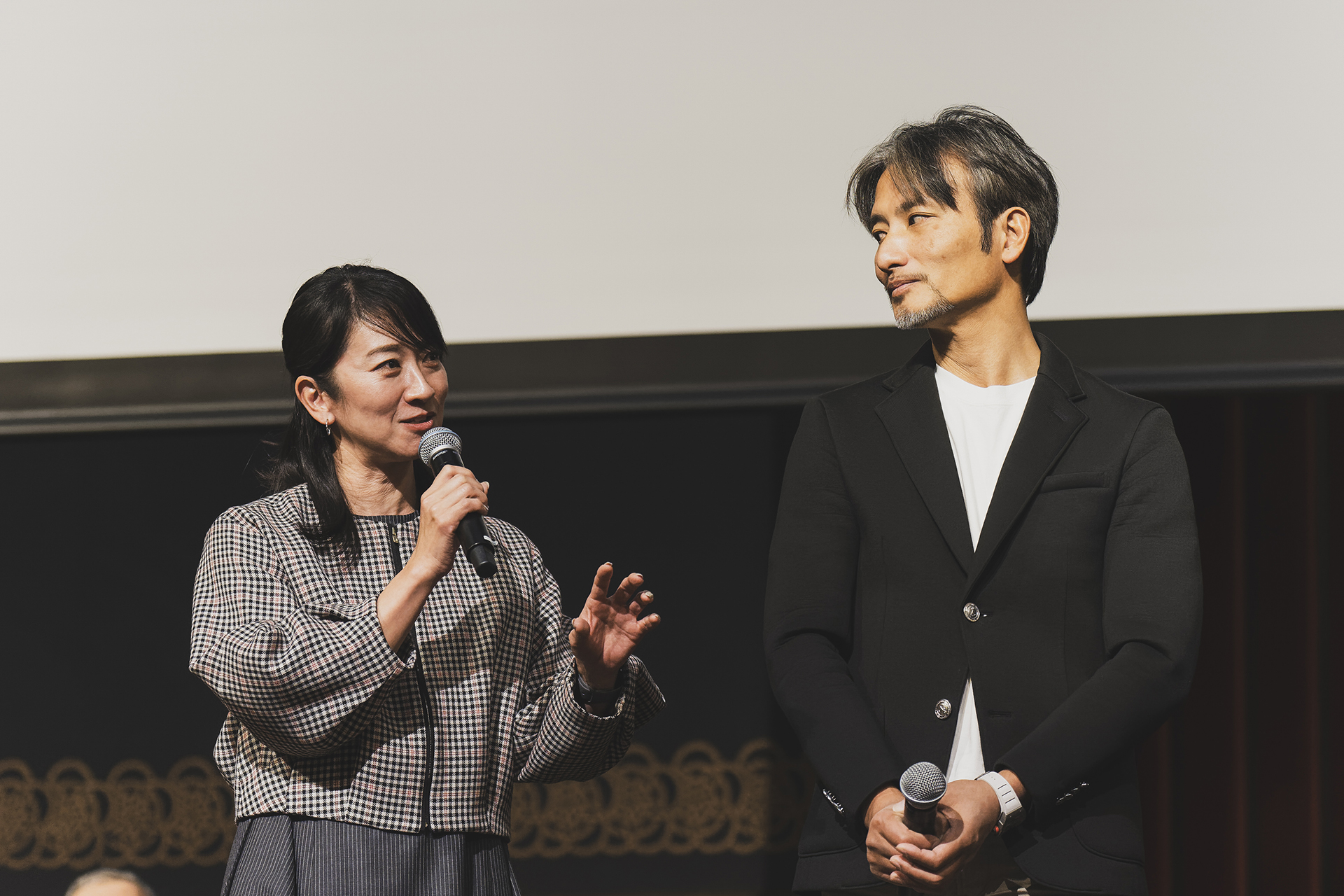 モータージャーナリストの藤島知子さんと（左）ロボットクリエイターの高橋智隆さん（右）。藤島さんは2021年のプログラムでポルシェ「911 ターボ」の助手席に学生たちを乗せてサーキットを全開走行している