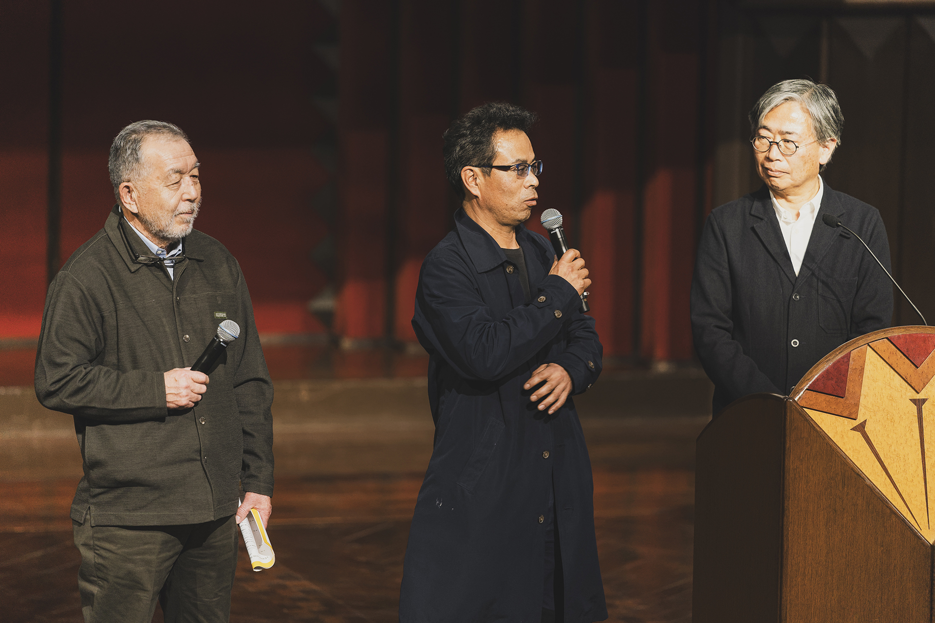 ものづくりプログラムで講師を務めたエンジニアの池田猛さんと（左）と牧場主の田中次郎さん（右）。レストアするのがトラクターだと知った学生たちは「皆がっかりしてましたね」と当時の様子を語った