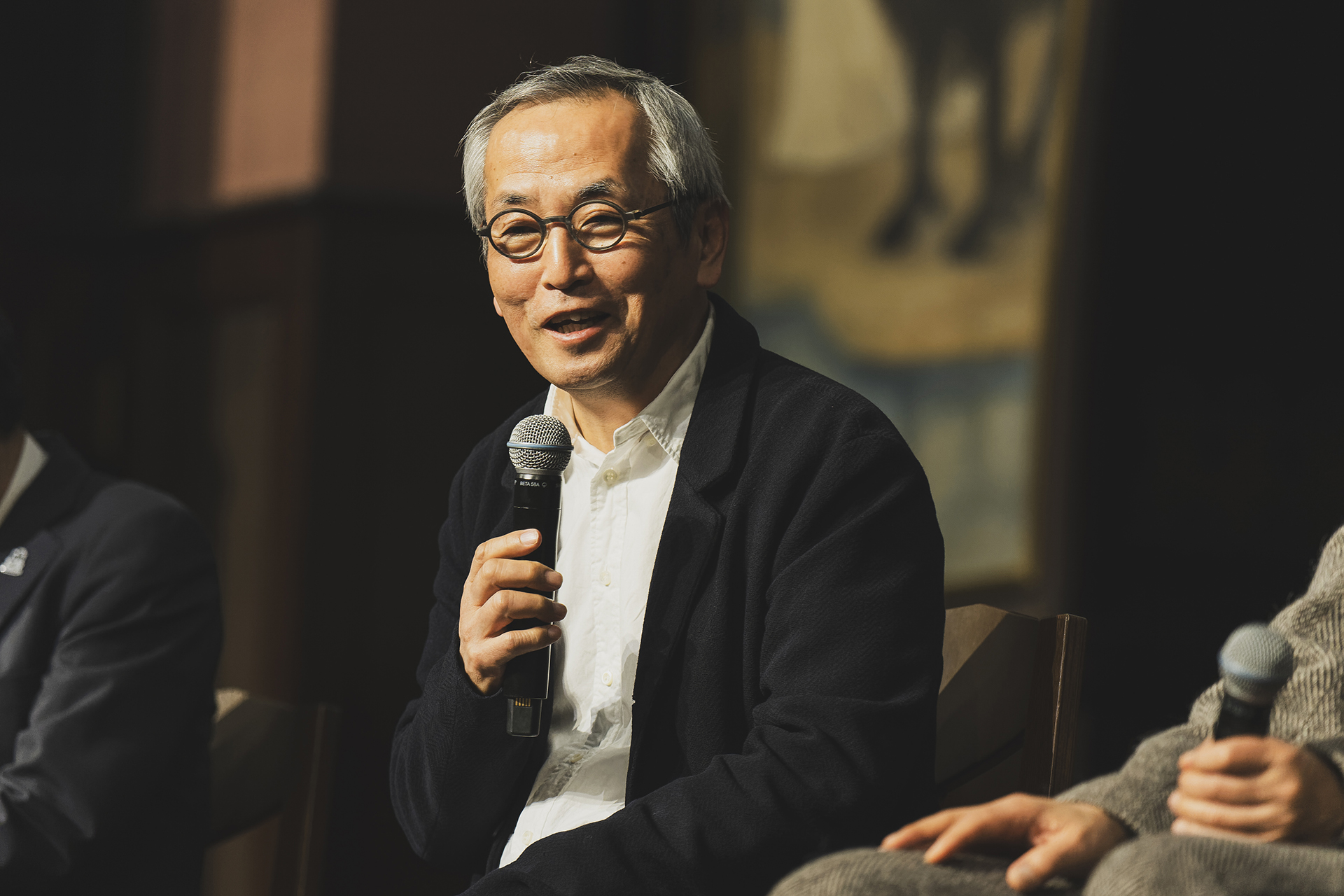 料理研究家の土井善晴さんは「一流料理の世界という上ばかりを目指していた自分がぱっと横を向いたらまわりにやるべきことがたくさんあった。超一流とお金を諦めたことで家庭料理にたずさわる今がある気がする」と笑顔で語った