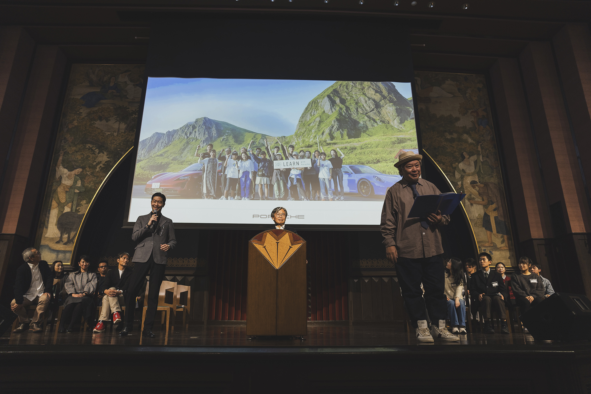 ポルシェのCSR活動を象徴する写真として紹介された1枚