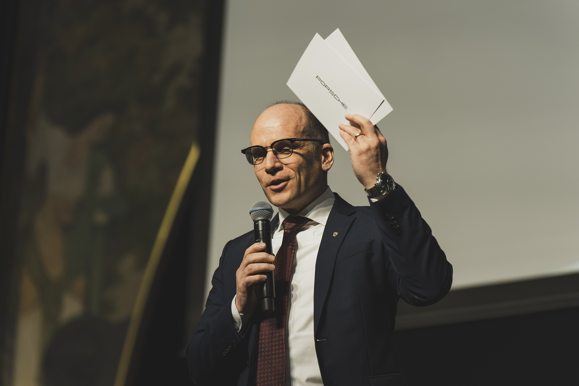 ポルシェジャパンを代表して登壇したフィリップ・フォン・ヴィツェンドルフさん。読もうとしていたスピーチの原稿を投げ捨てて、自分の言葉で語りかけた