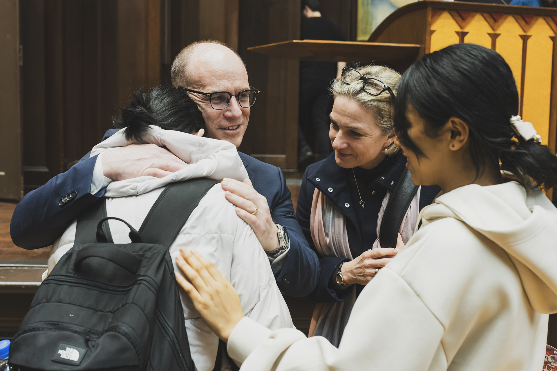 シンポジウム終了後、ポルシェジャパンのフィリップ・フォン・ヴィツェンドルフさんの話に涙ぐみ、ハグしてもらう学生の姿も