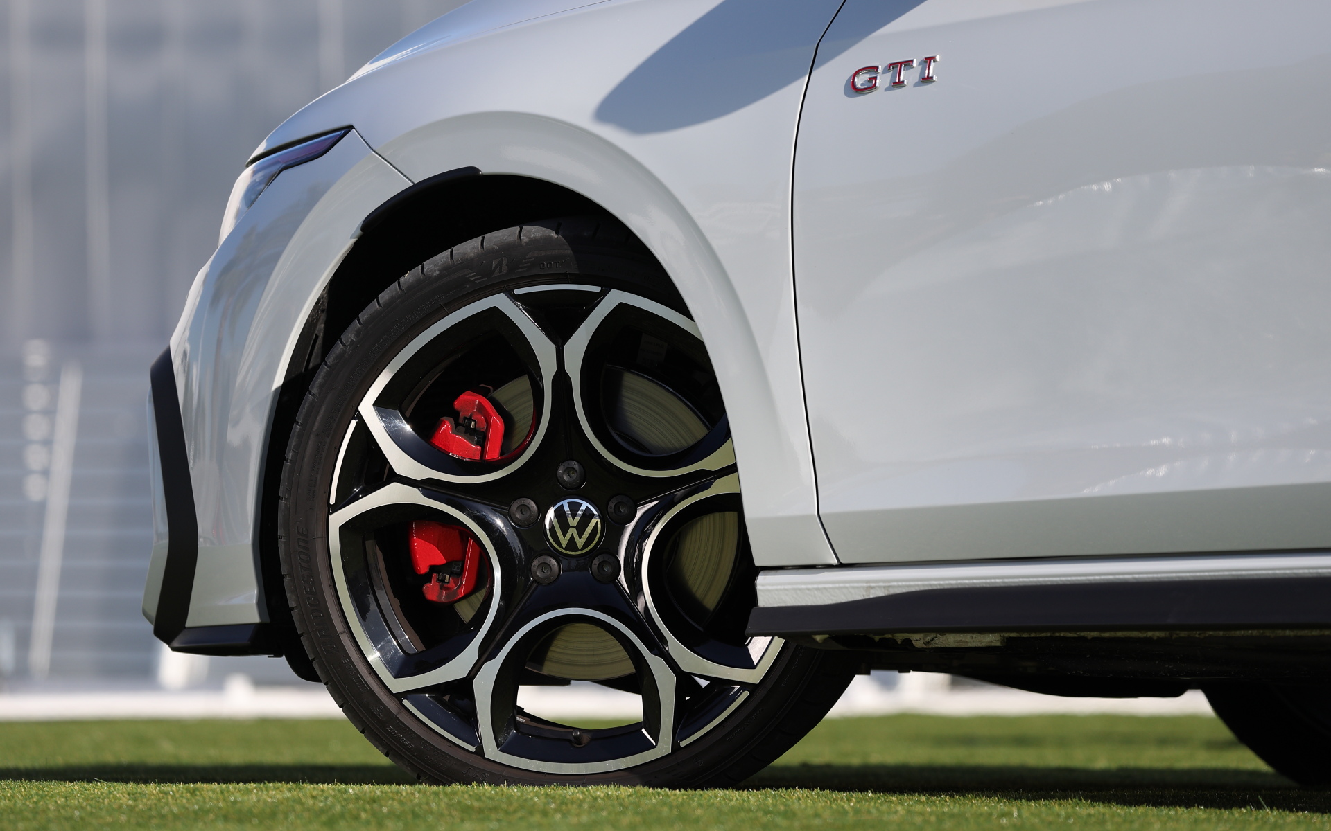 撮影車はGTI専用の「DCCパッケージ」（23万1000円）を装着し、アダプティブシャシーコントロール“DCC”と19インチアルミホイール（タイヤは235/35R19サイズのブリヂストン「POTENZA S005」）が備わる