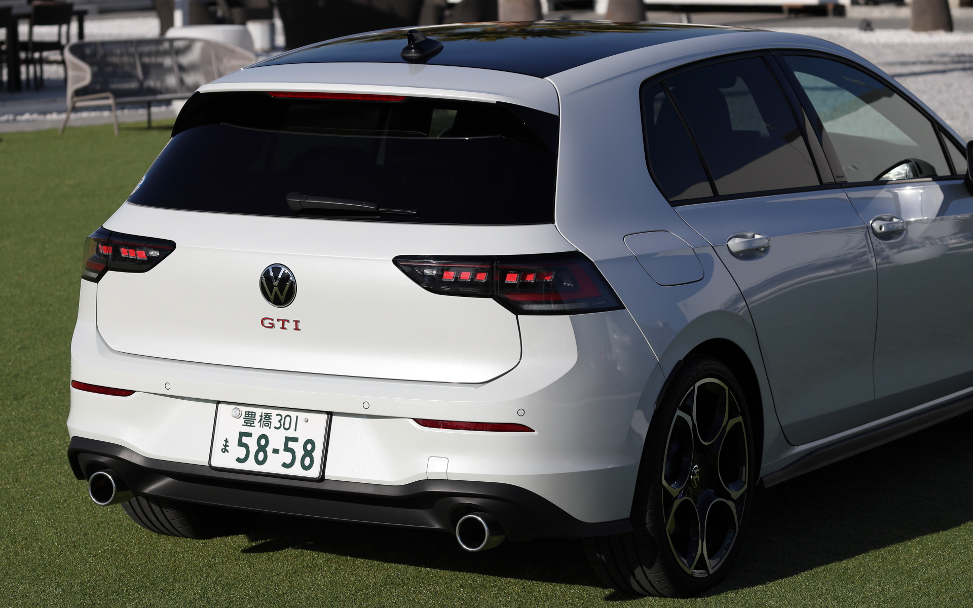 エクステリアでは専用のハニカムフロントグリル、フロント＆リアバンパー、リアスポイラーが与えられるとともに、LEDフォグランプ、クロームツインエキゾーストパイプなどが専用装備となる