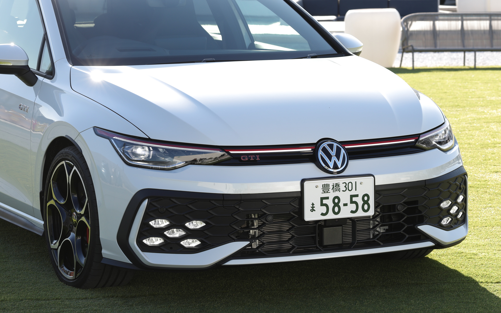 エクステリアでは専用のハニカムフロントグリル、フロント＆リアバンパー、リアスポイラーが与えられるとともに、LEDフォグランプ、クロームツインエキゾーストパイプなどが専用装備となる