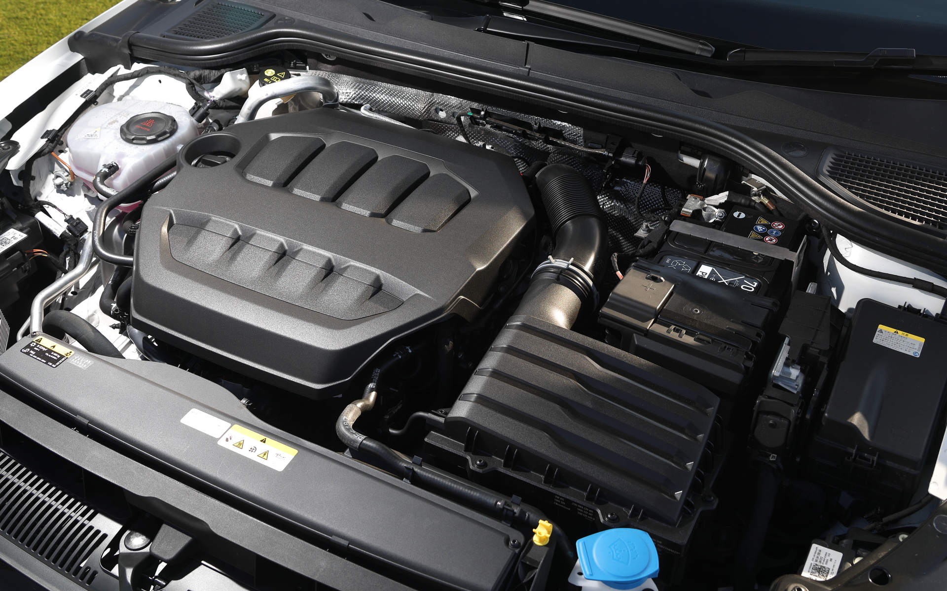 GTIが搭載する直列4気筒DOHC 2.0リッターターボエンジンは最高出力195kW（265PS）/5250-6500rpm、最大トルク370Nm（37.7kgfm）/1600-4500rpmを発生