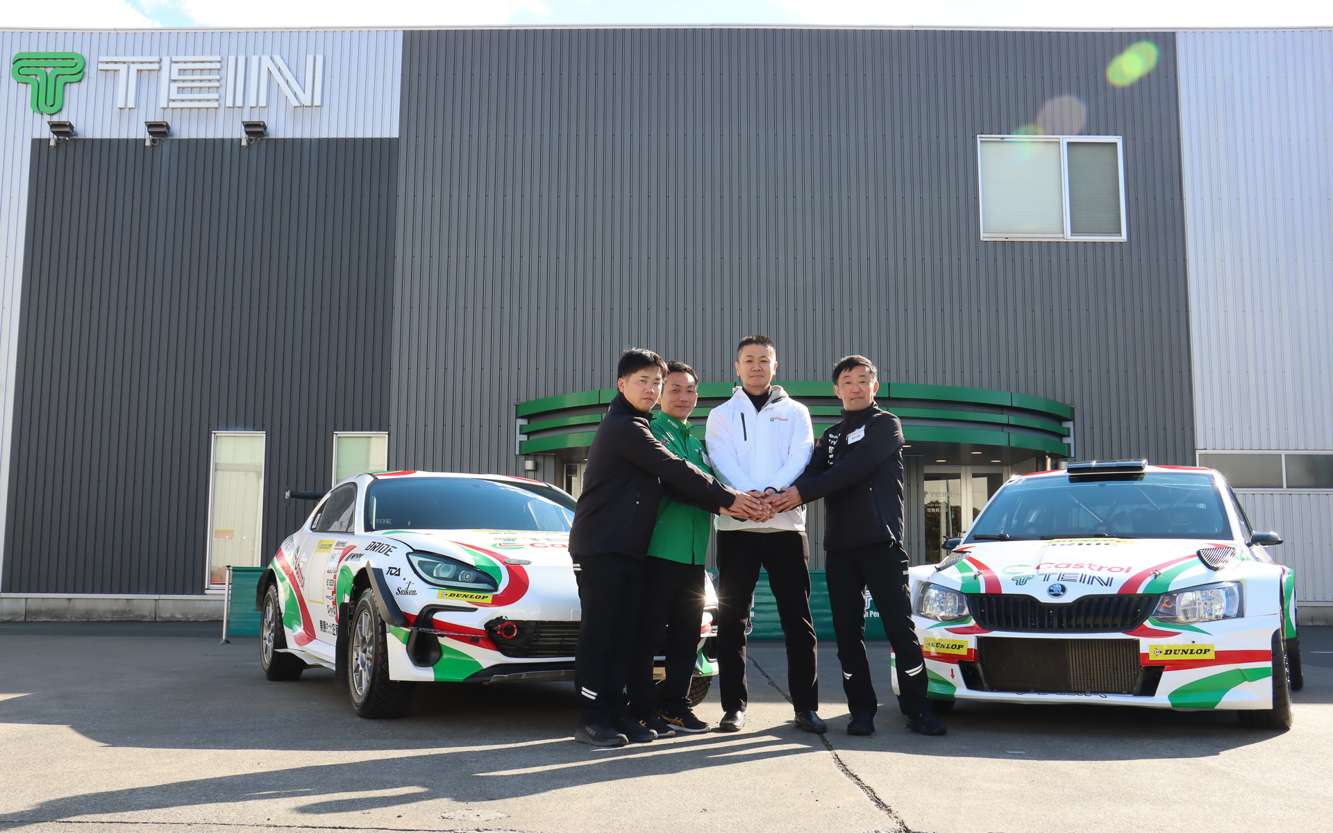 神奈川県横浜市にあるテイン本社で行なわれた参戦発表会のフォトセッション。左から松本優一選手、株式会社テイン 執行役員 渡邊宏尚氏、鎌田卓麻選手、BP カストロール株式会社 代表取締役社長 平川雅規氏