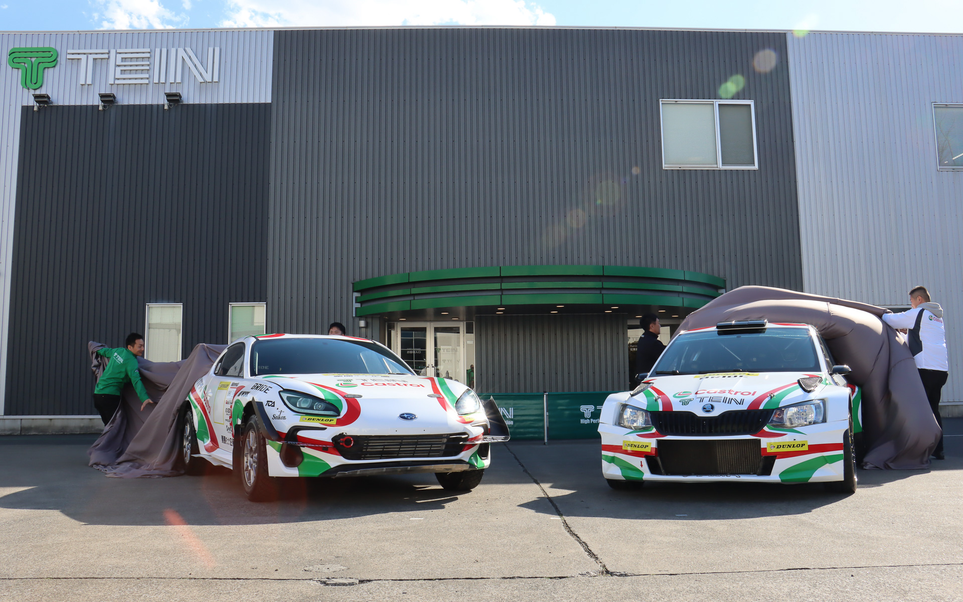 「カストロールカラー」を採用した参戦マシン2台のアンベール