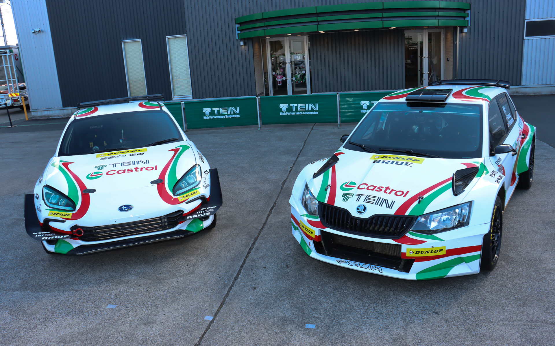 ボンネット上にカストロールとテインのロゴマークが並ぶ