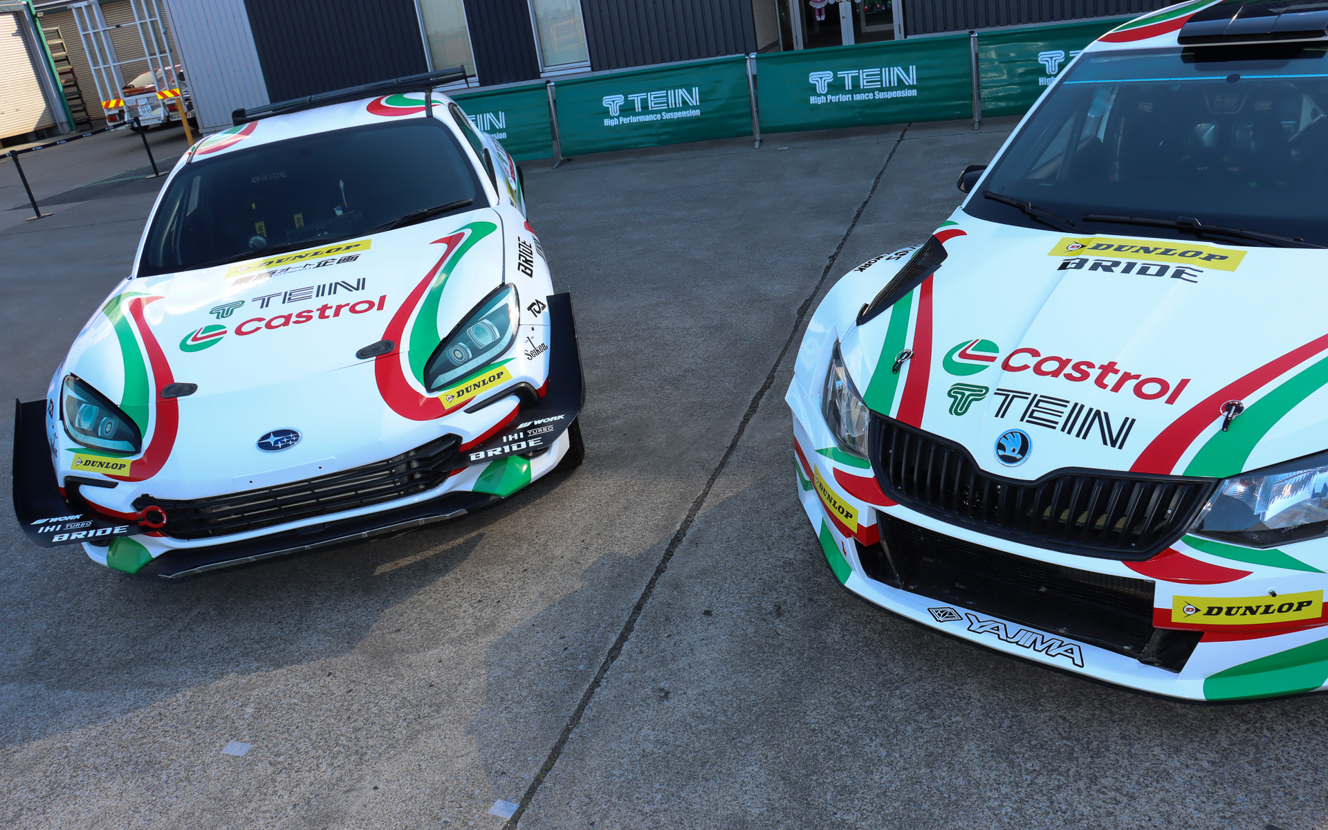 ボンネット上にカストロールとテインのロゴマークが並ぶ