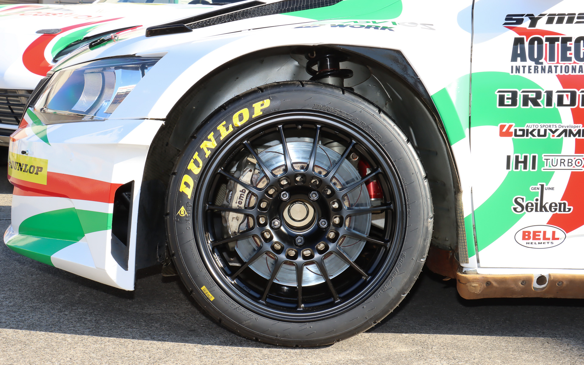 タイヤはダンロップ「ディレッツァ 301R」を装着