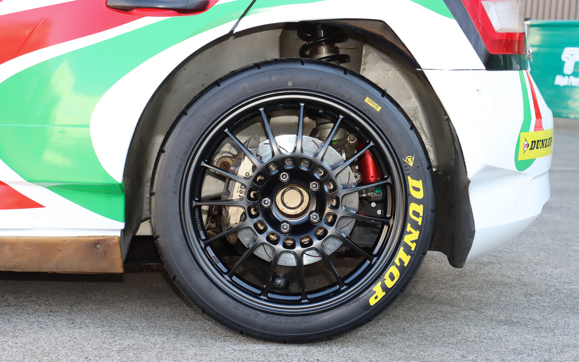 タイヤはダンロップ「ディレッツァ 301R」を装着