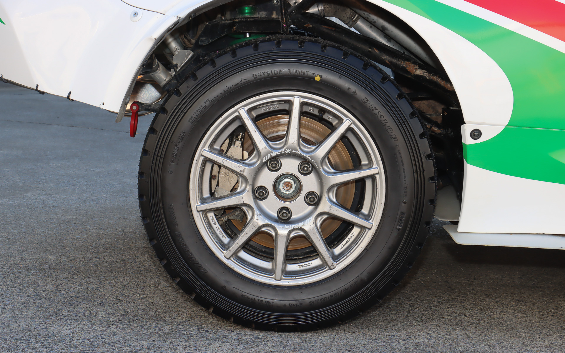 タイヤはダンロップ「ディレッツァ 88R」を装着