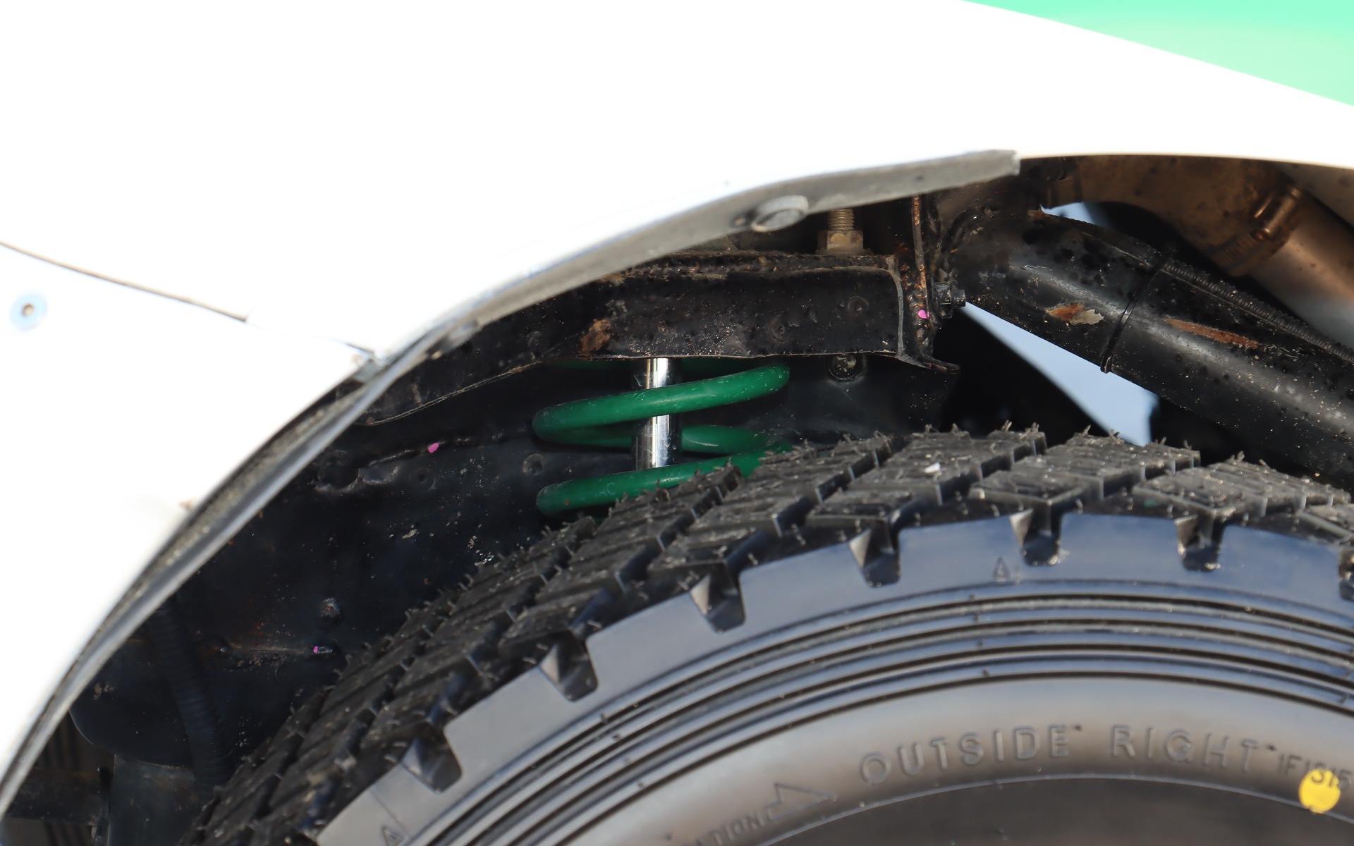 テインが専用開発したダンパー＆スプリングを装着