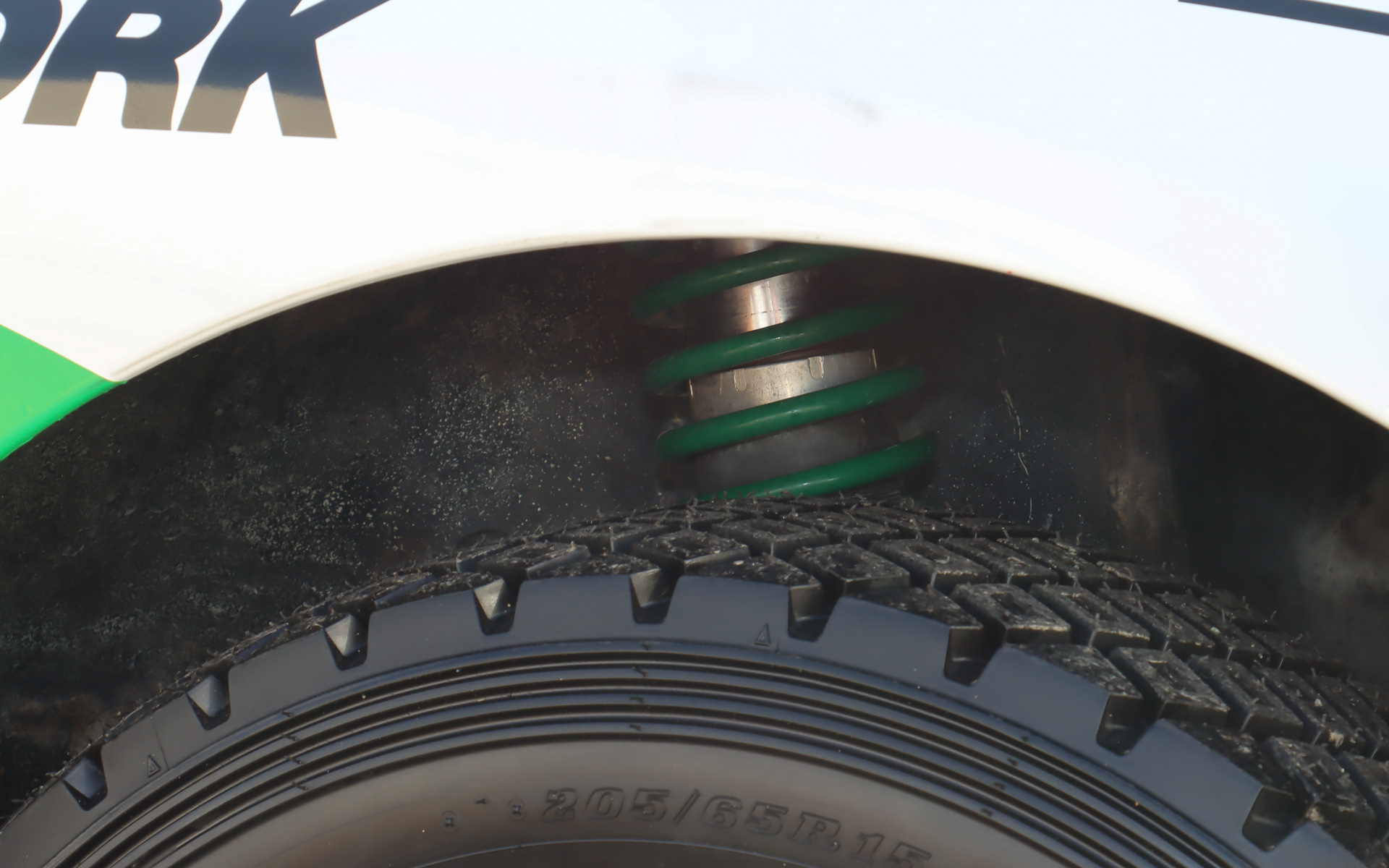 テインが専用開発したダンパー＆スプリングを装着