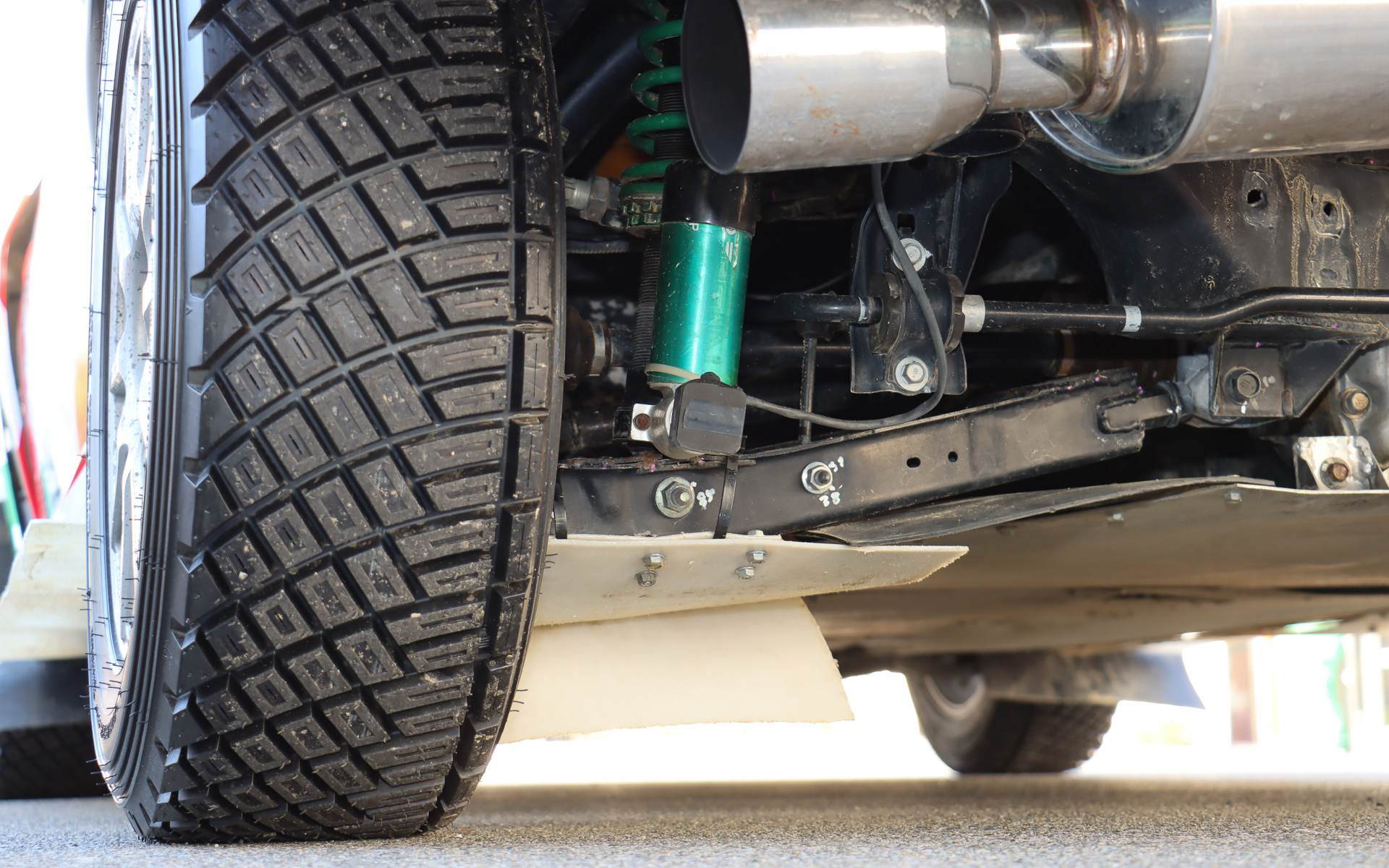 ダンパーには減衰力を調整するドライバユニットが装着され、走行状況に応じた自動調節と車内でのセッティング切り替えなどが可能となっている