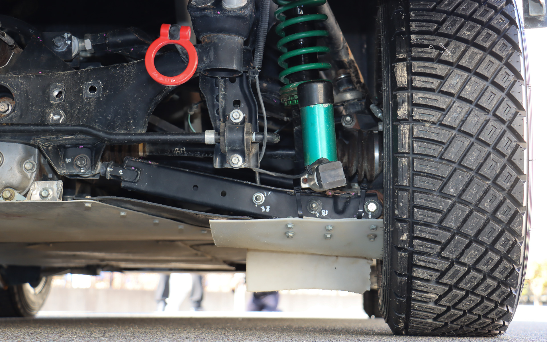 ダンパーには減衰力を調整するドライバユニットが装着され、走行状況に応じた自動調節と車内でのセッティング切り替えなどが可能となっている