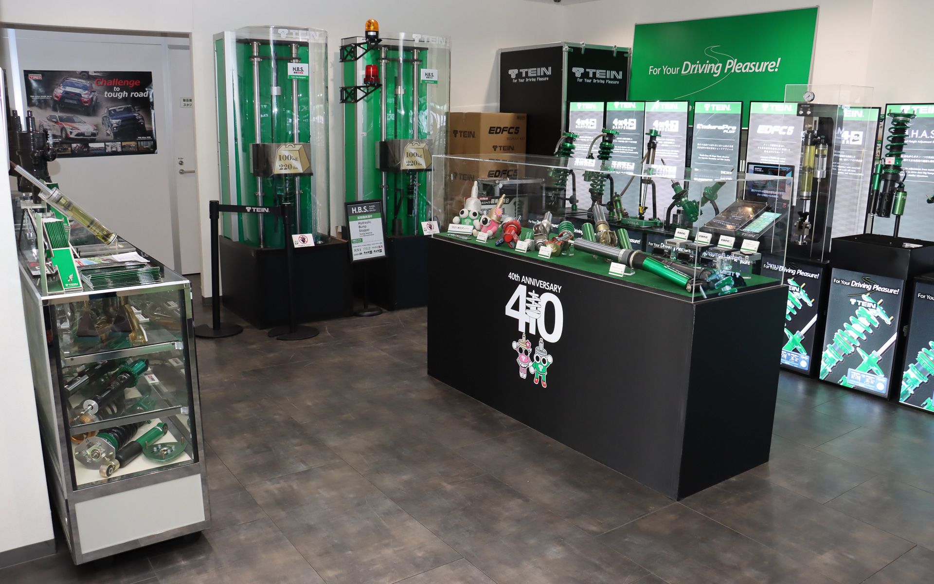 本社1階のロビーには最新製品などを展示