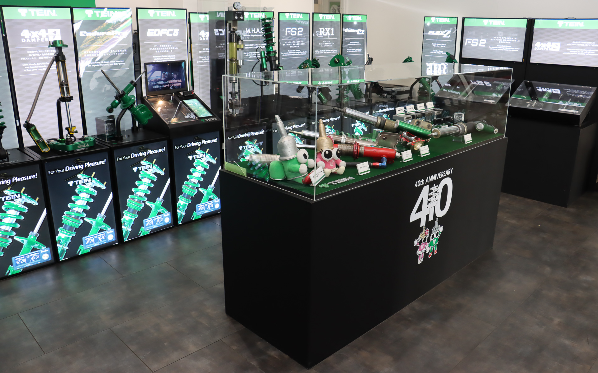 本社1階のロビーには最新製品などを展示