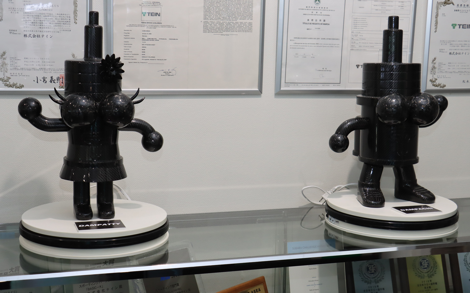 マスコットキャラクターのダンパッチ＆ダンパティをカーボン素材で再現した立像も展示