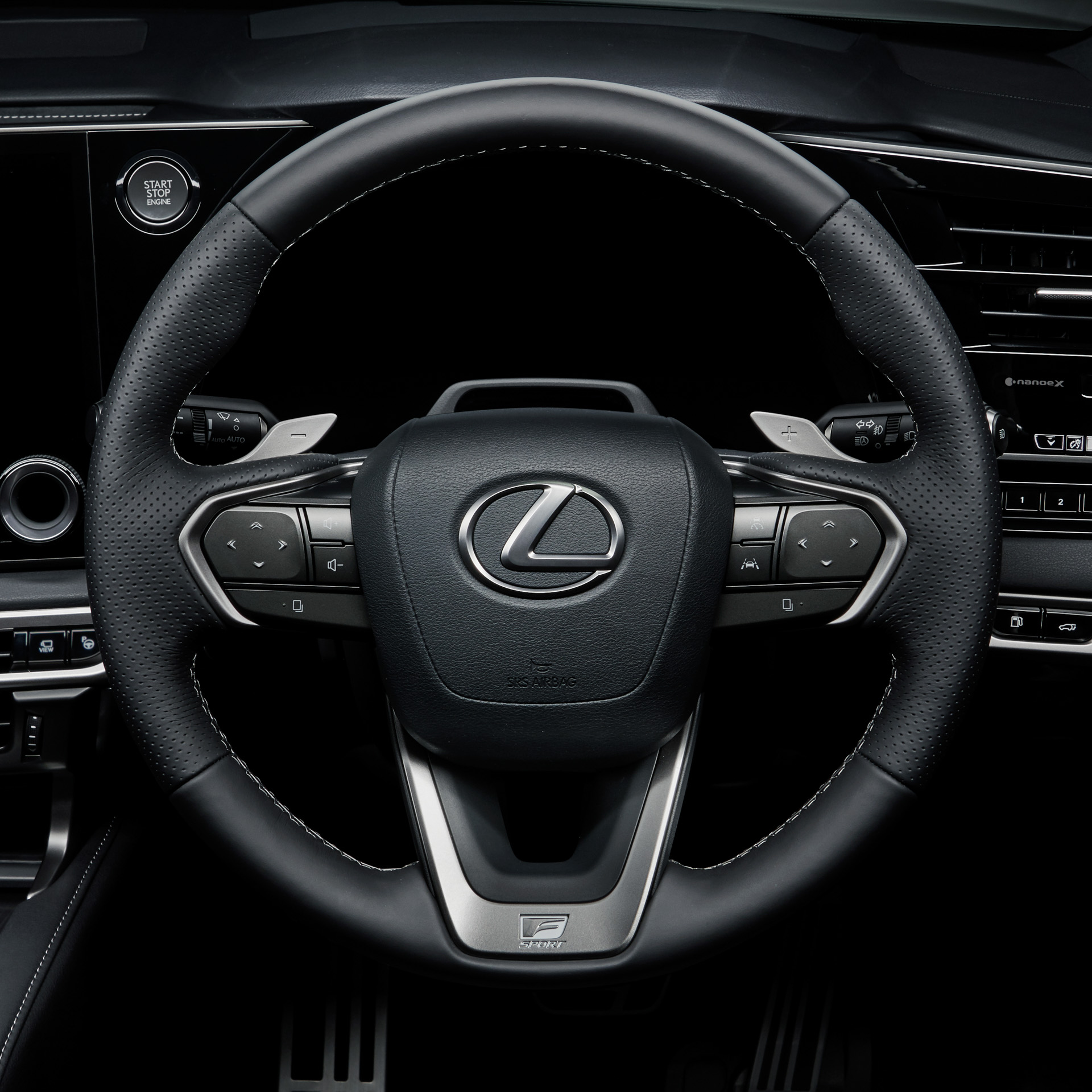 “F SPORT”インテリア（ディンプル本革ステアリング（パドルシフト付））
