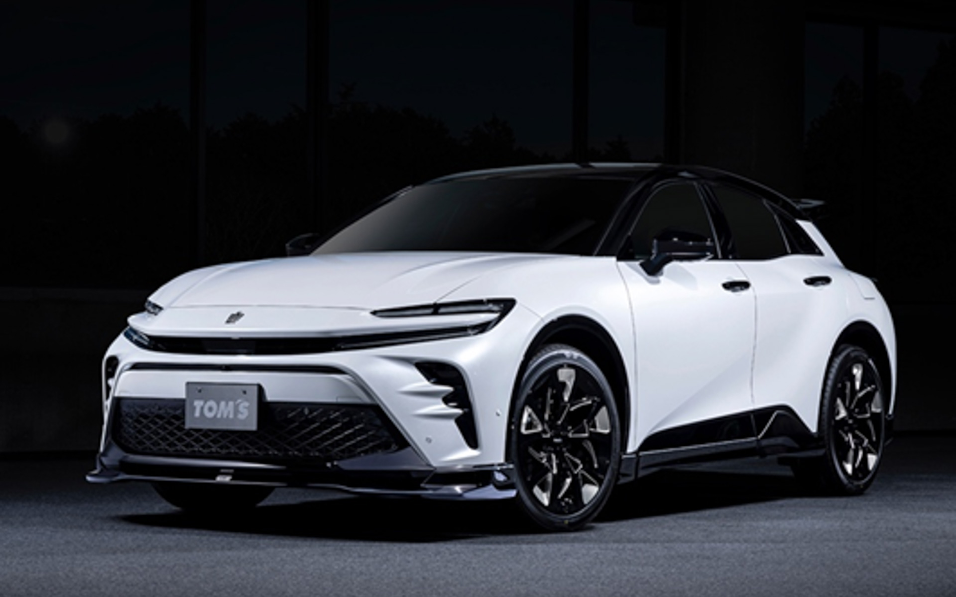 「クラウンスポーツ」用の「TOM’S スタイリングパーツセット」装着例