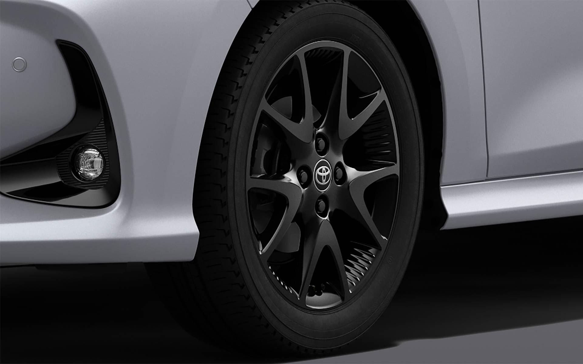 ヤリス Z“URBANO”185/55R16タイヤ＆16×6Jアルミホイール（グロスブラック塗装/センターオーナメント付）