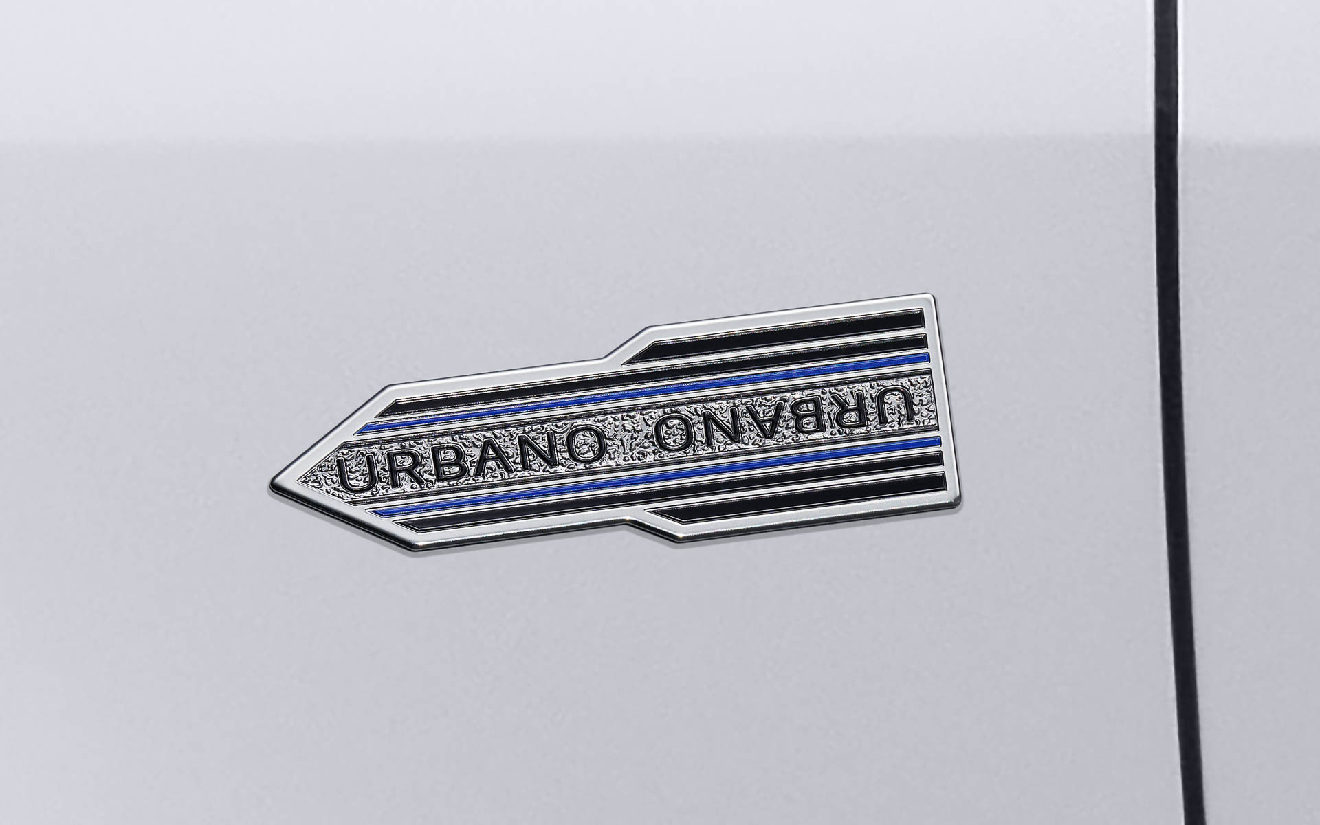 ヤリス Z“URBANO”フェンダーエンブレム（販売店装着オプション）