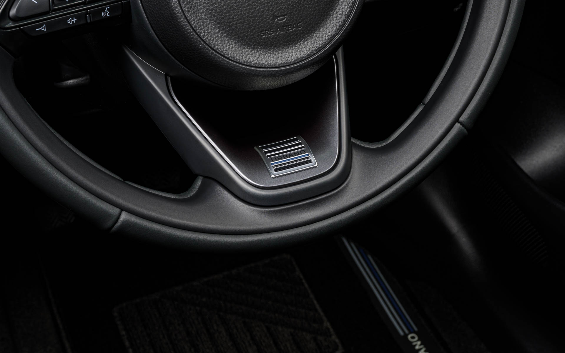 ヤリス Z“URBANO”ステアリングエンブレム（販売店装着オプション）