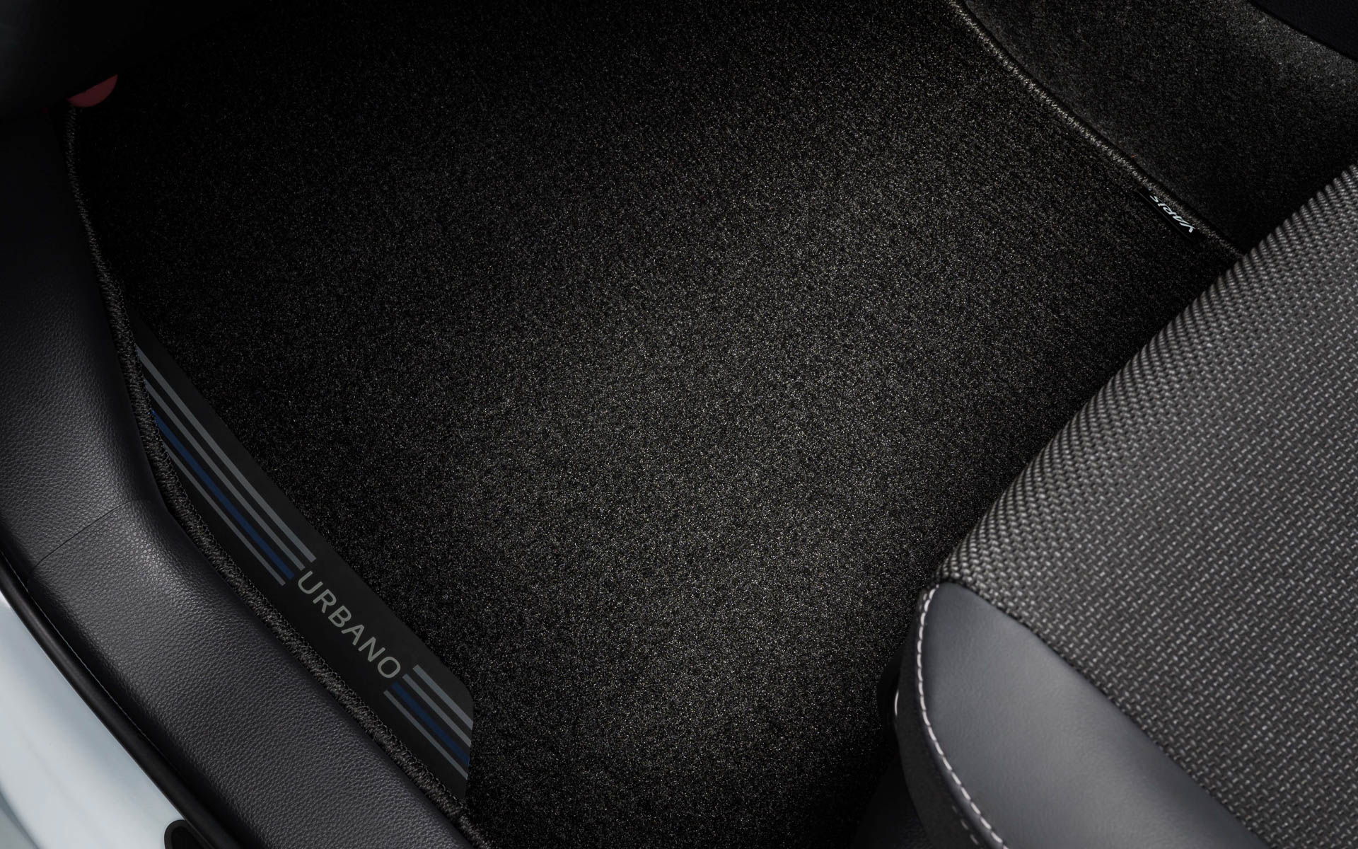 ヤリス Z“URBANO”フロアマット（販売店装着オプション）