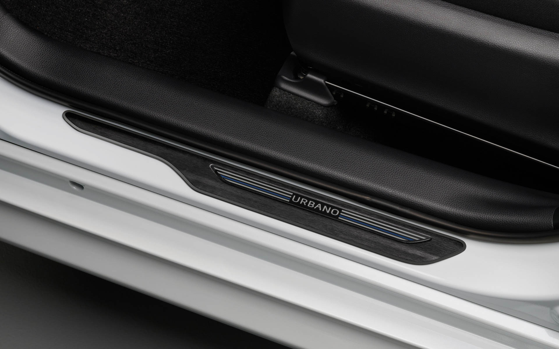 ヤリス Z“URBANO”スカッフプレート（販売店装着オプション）