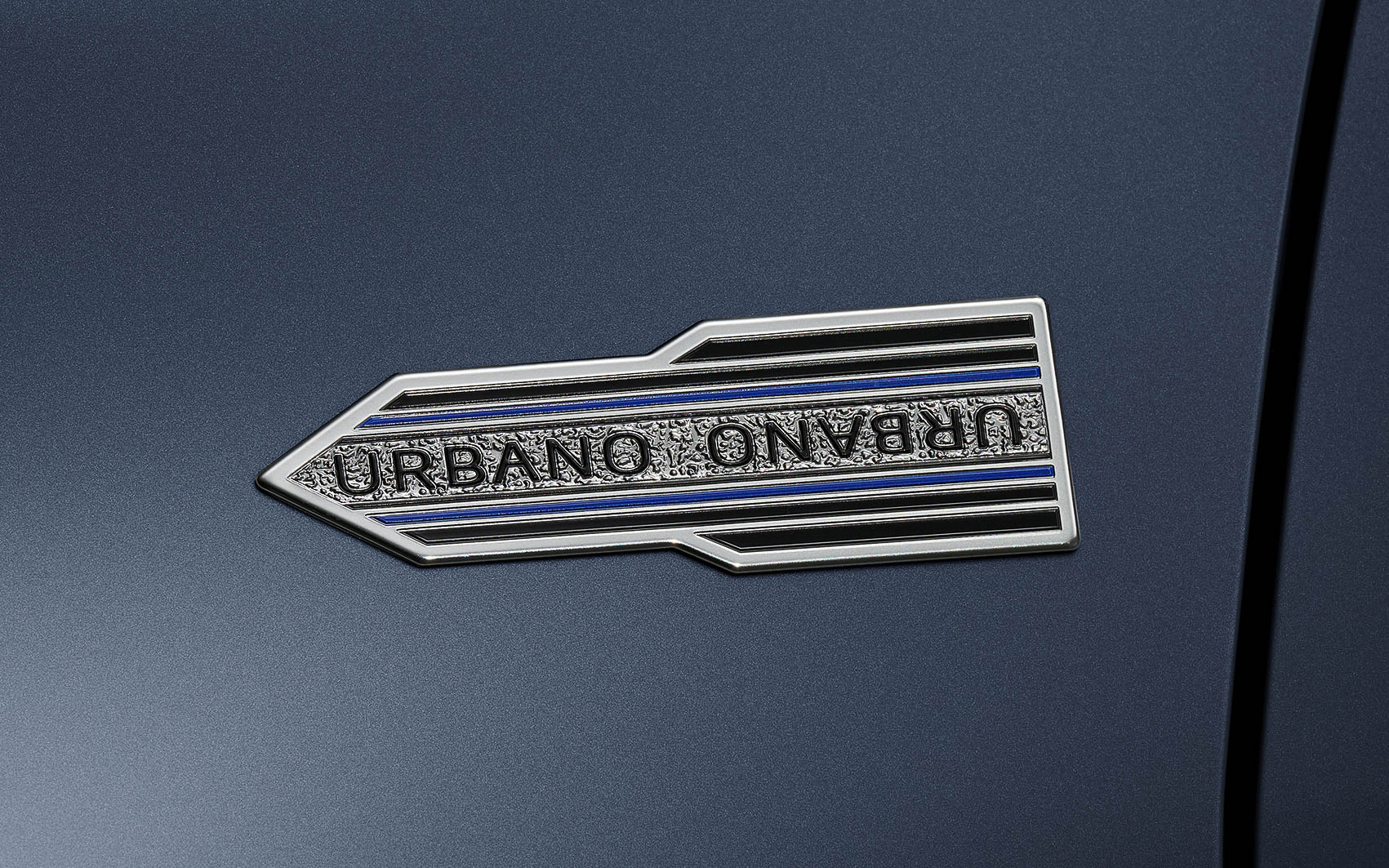 ヤリスクロス Z“URBANO”フェンダーエンブレム（販売店装着オプション）