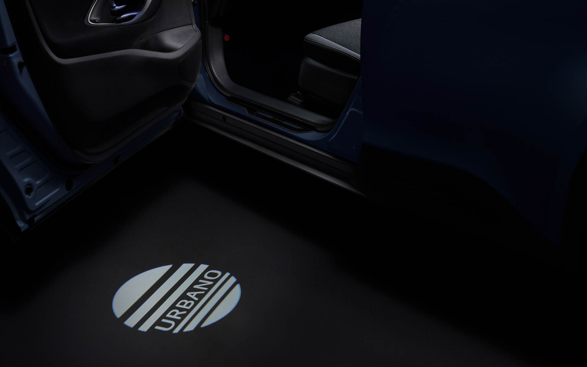 ヤリスクロス Z“URBANO”プロジェクションイルミネーション（販売店装着オプション）