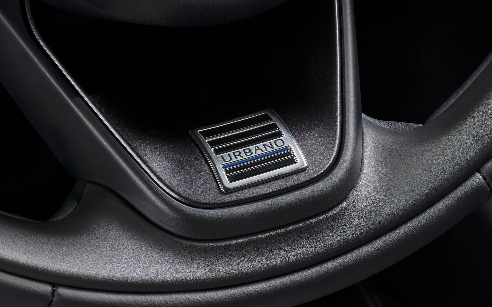 ヤリスクロス Z“URBANO”ステアリングエンブレム（販売店装着オプション）