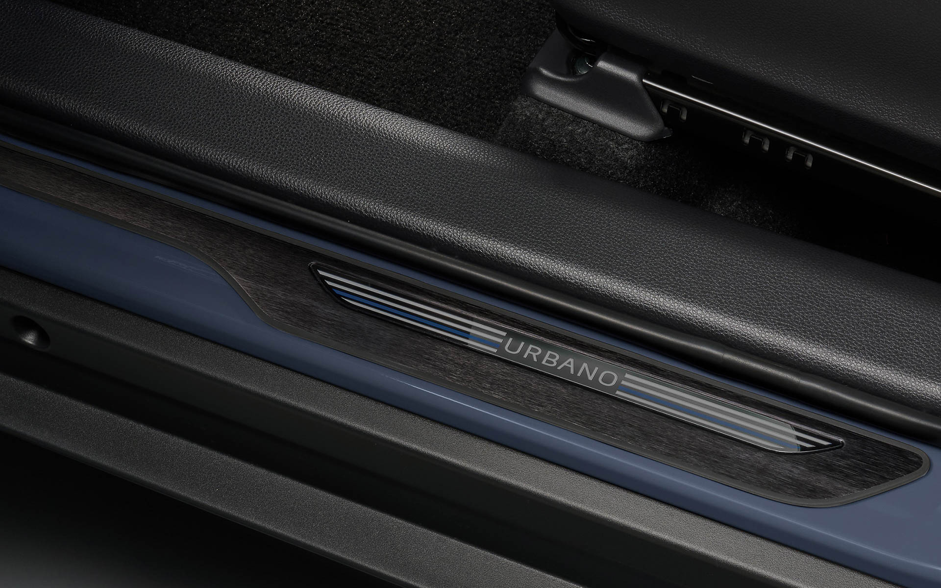 ヤリスクロス Z“URBANO”スカッフプレート（販売店装着オプション）