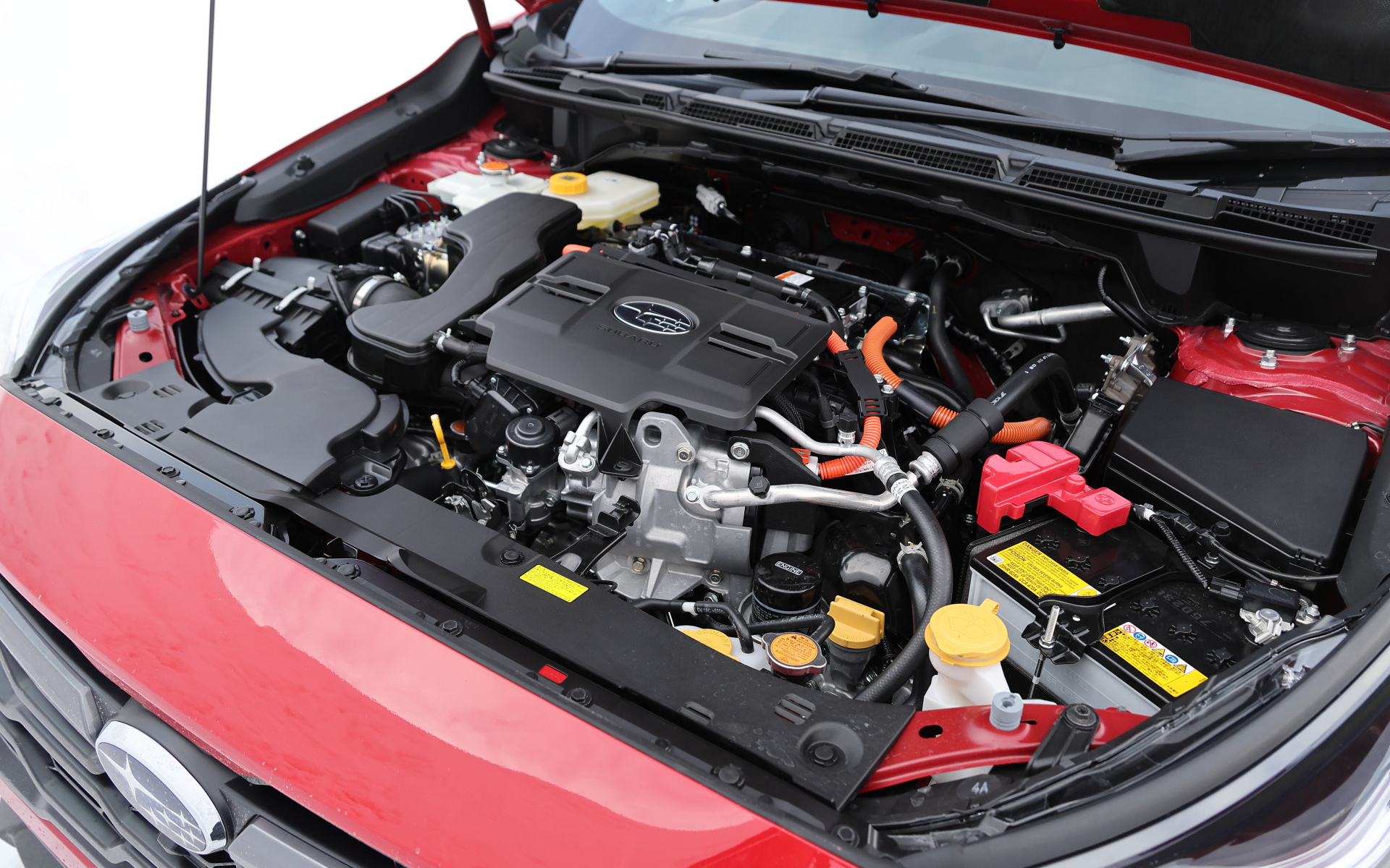 ストロングハイブリッド用にチューニングされた北米譲りの水平対向4気筒2.5リッターエンジン「FB25」を搭載。最高出力118kW（160PS）/5600rpm、最大トルク209Nm（21.3kgfm）/4000-4400rpmを発生する。加えて、4.3Ahのバッテリを搭載し、最高出力88kW（119.6PS）、最大トルク270Nm（27.5kgfm）を発生する「MC2」モーターを駆動するe-BOXER（ストロングハイブリッド）システムを採用。WLTCモード燃費は18.9km/L