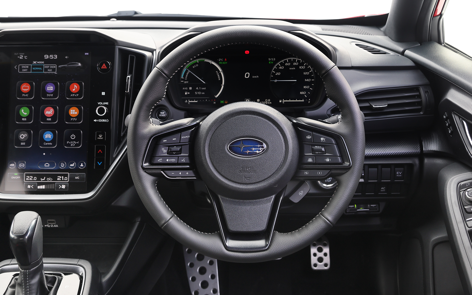 本革巻ステアリングホイール（シルバーステッチ/ブレイズガンメタリック加飾）のステアリングコラム右脇、キーレスアクセス＆プッシュスタートのスイッチ横に「EV MODE」スイッチと、メーカーオプション装備の「ACCコンセント」スイッチを配置