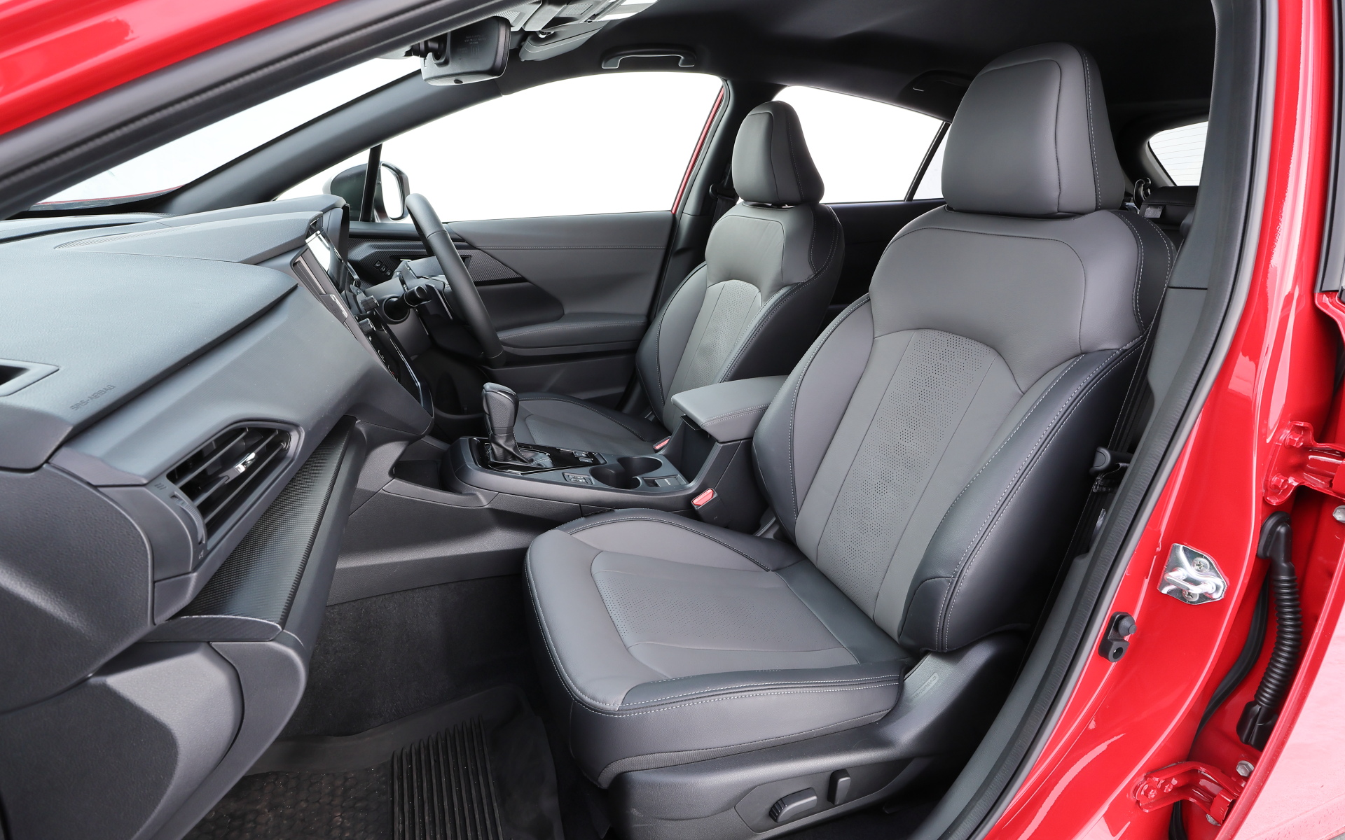 シート表皮はストロングハイブリッド専用のファブリック（シルバーステッチ）で、明るく落ち着いた印象のグレーカラーとなる