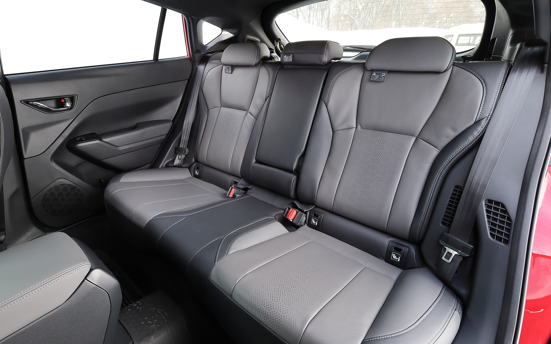 シート表皮はストロングハイブリッド専用のファブリック（シルバーステッチ）で、明るく落ち着いた印象のグレーカラーとなる