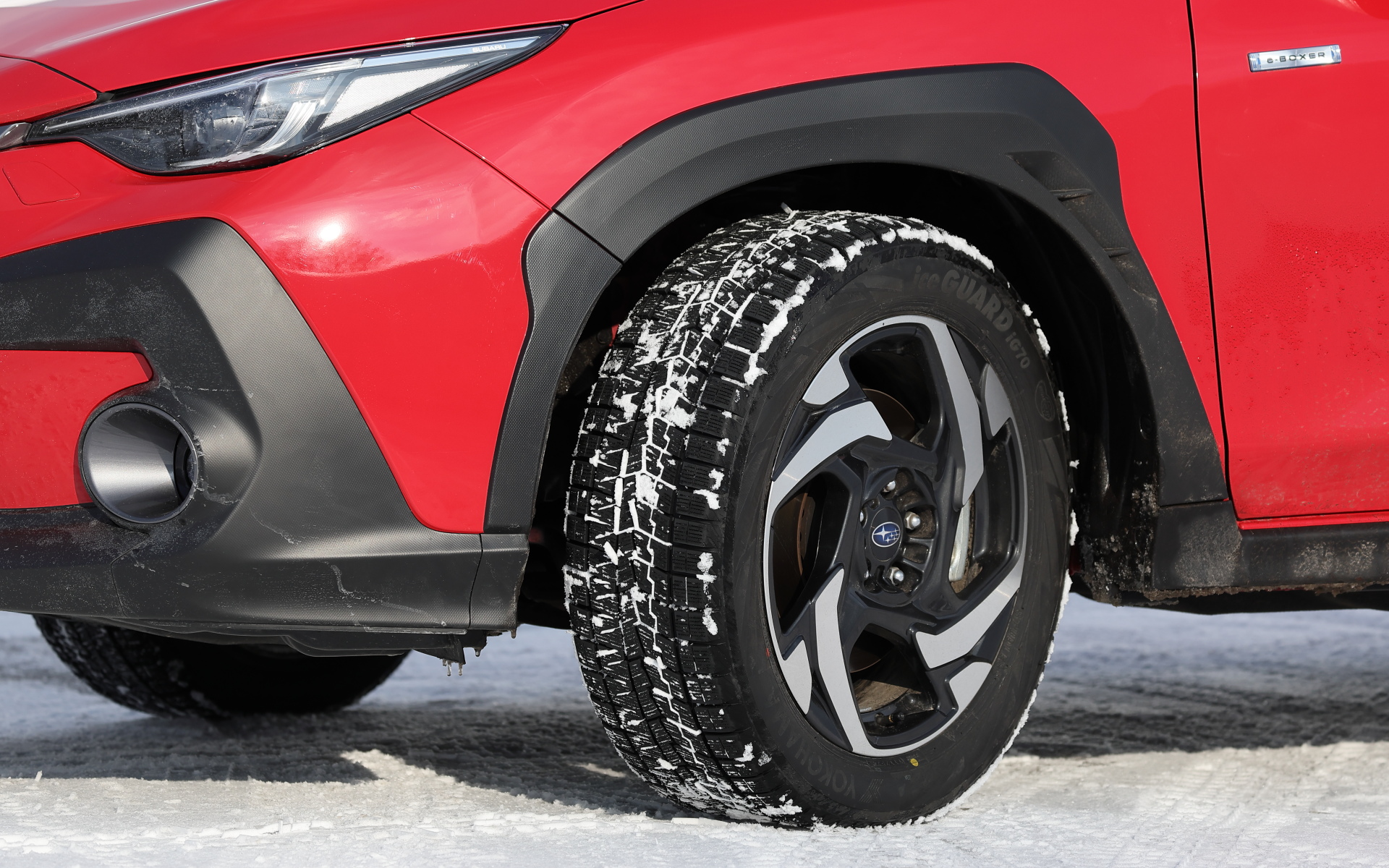 雪道を走るための装備、スタッドレスタイヤは横浜ゴム「iceGUARD 7」（225/55R18）を装着。ラゲッジには万が一の際の雪道脱出グッズや長靴、三角停止板が入ったボックスを載せ、そのほかにスーツケースも2つ収納できる広さがある