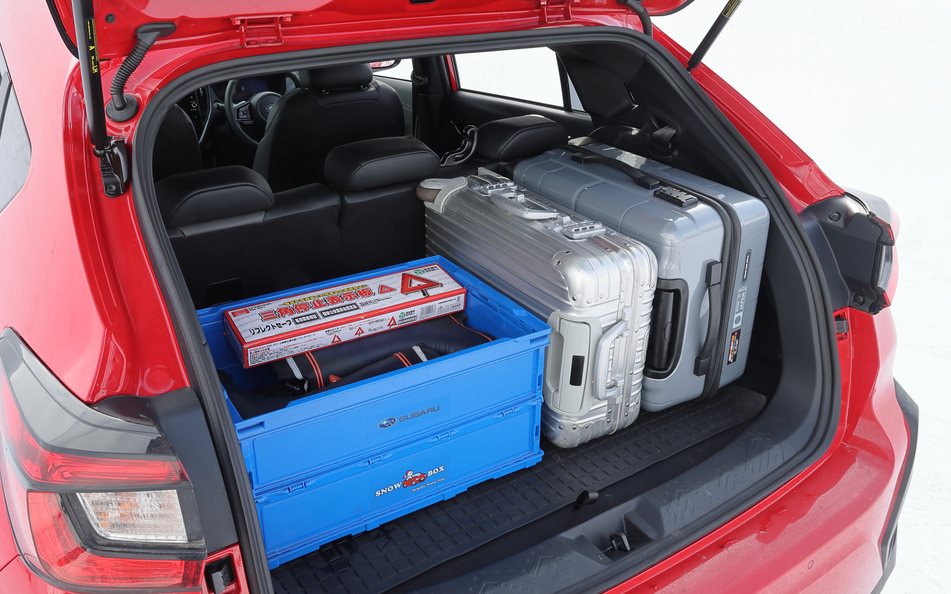 雪道を走るための装備、スタッドレスタイヤは横浜ゴム「iceGUARD 7」（225/55R18）を装着。ラゲッジには万が一の際の雪道脱出グッズや長靴、三角停止板が入ったボックスを載せ、そのほかにスーツケースも2つ収納できる広さがある