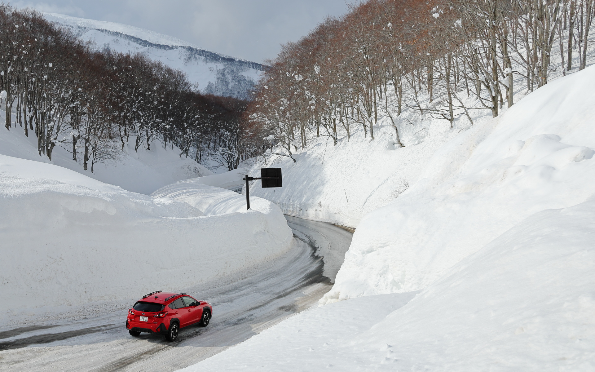 アスファルトが見える部分と雪の残る部分が混在する路面状況をクロストレック S：HEVで走る