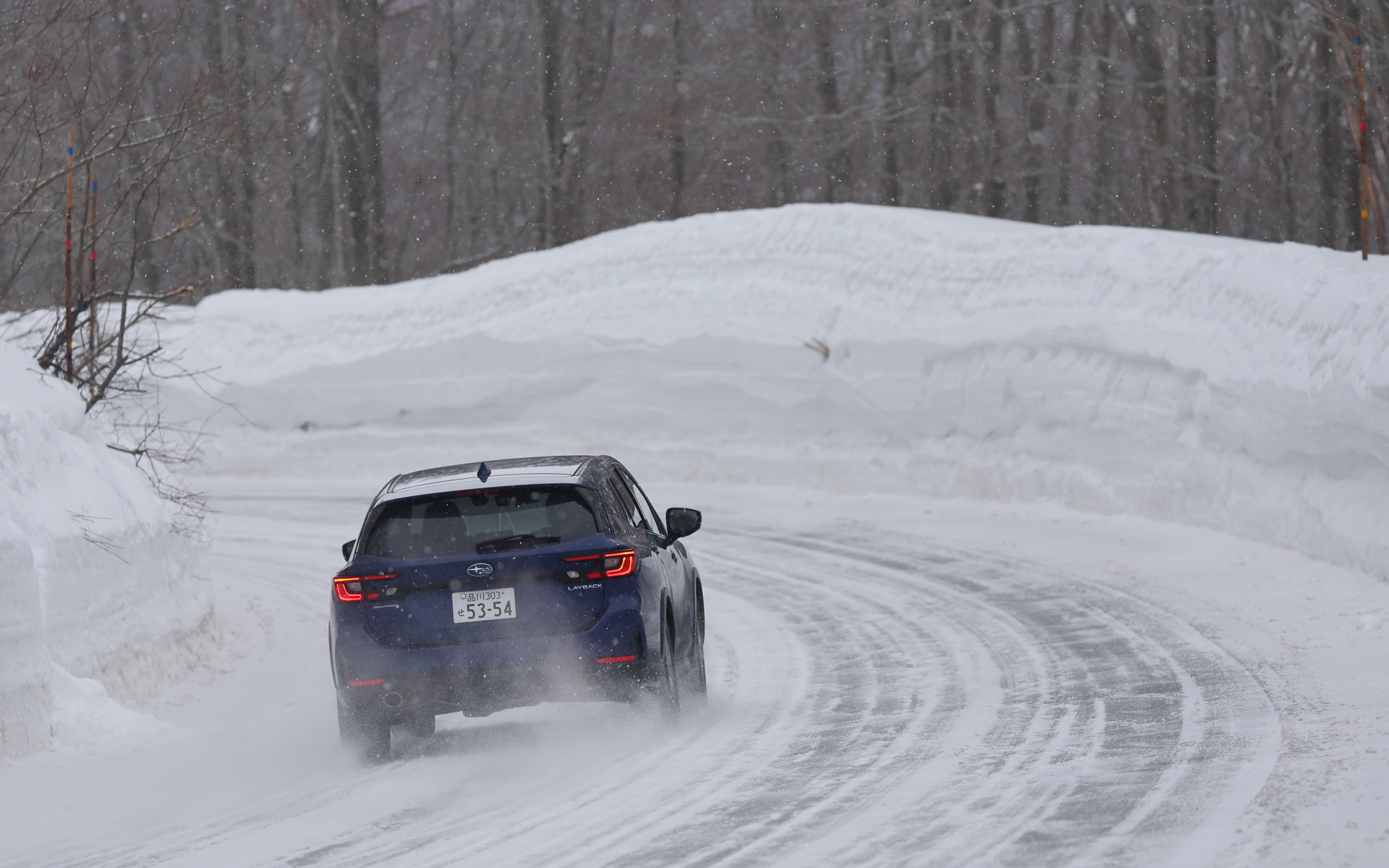 雪道を走るレヴォーグ レイバック