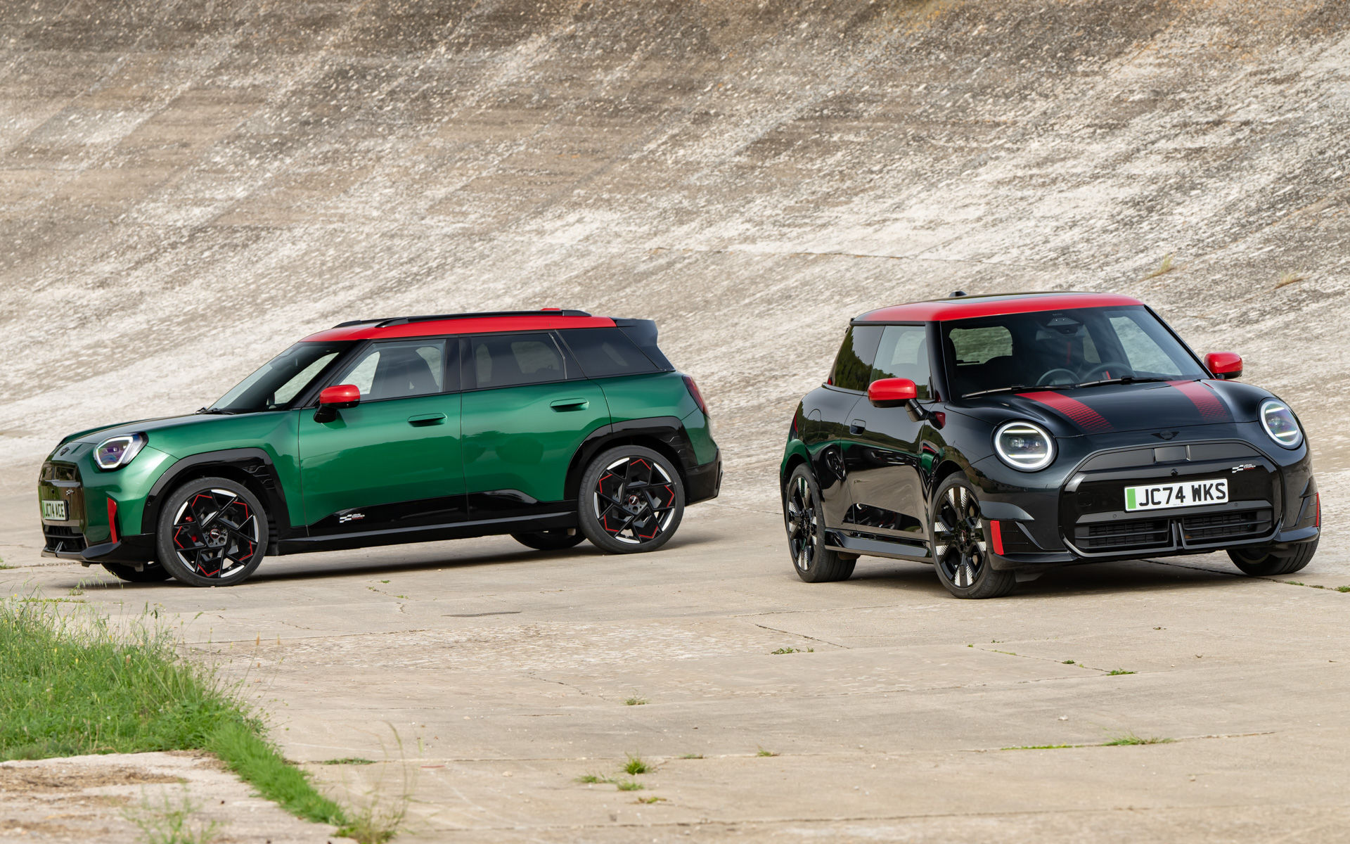 MINI JOHN COOPER WORKS ACEMAN E（左）、MINI JOHN COOPER WORKS E（右）