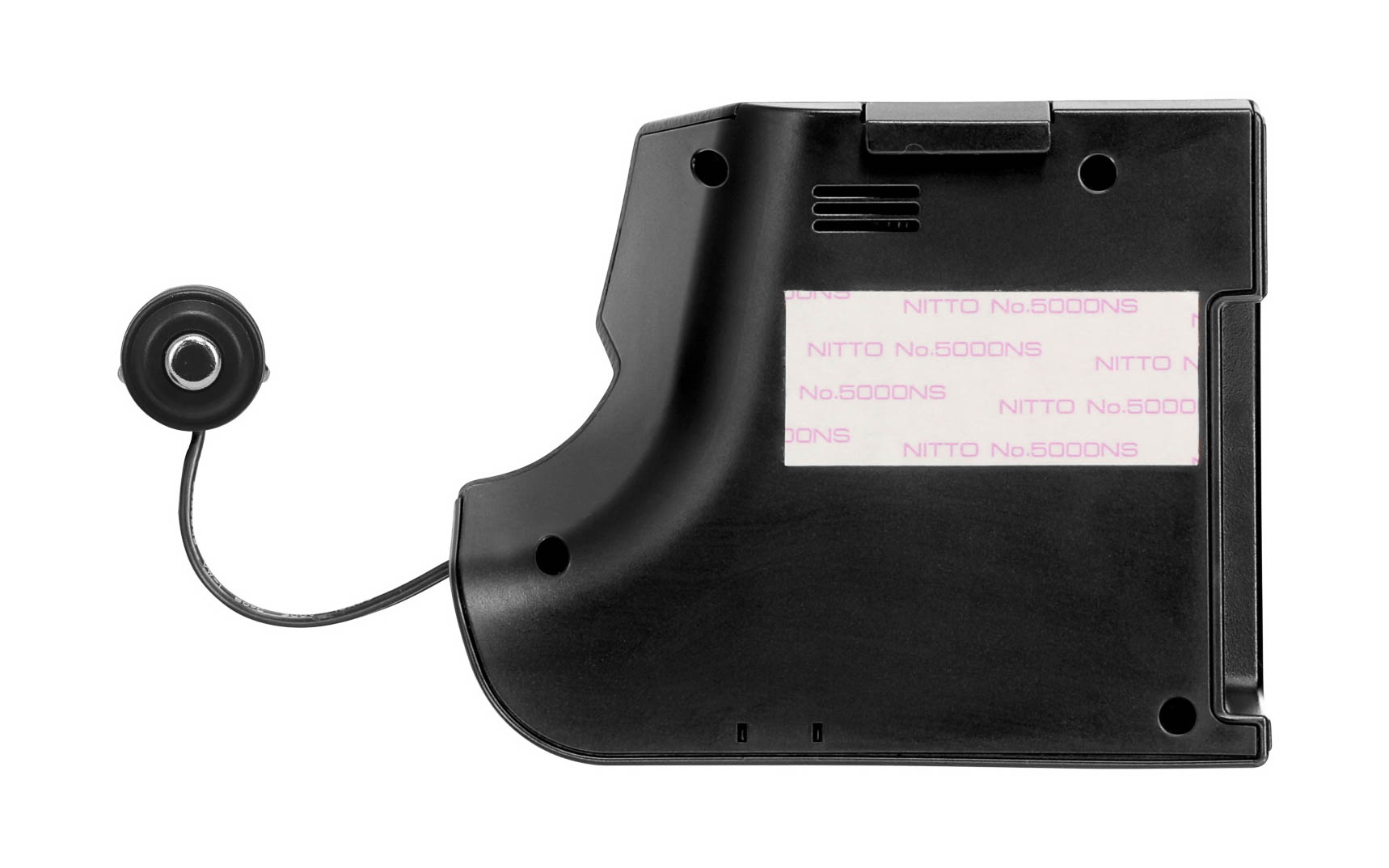 取り付けには粘着テープを使用。粘着テープは、高温にも低温にもなる厳しい車内環境で高い粘着性能を発揮しつつ、取り外す際にはノリ残りや貼り付け跡が付きにくい、車内で使用するのに最適なテープを選定しているという