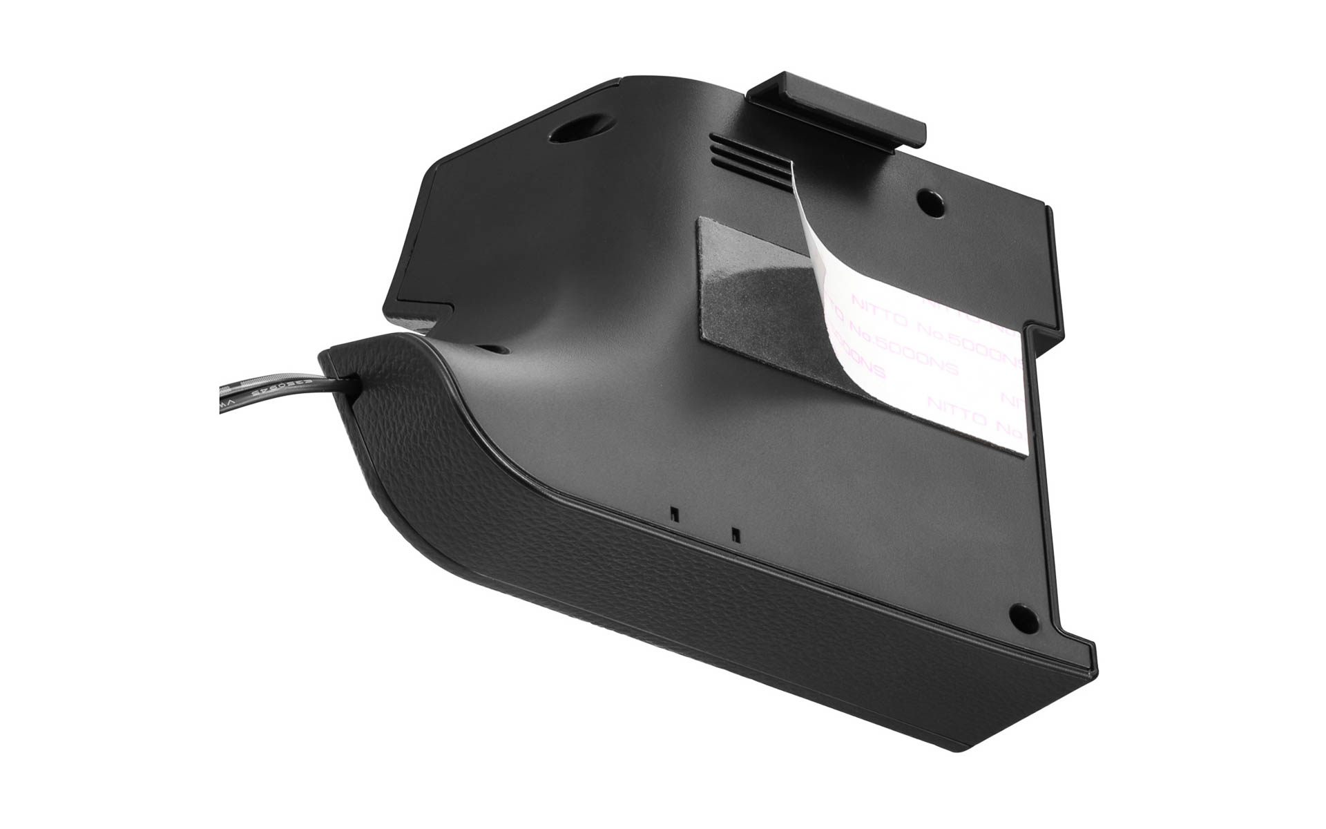 取り付けには粘着テープを使用。粘着テープは、高温にも低温にもなる厳しい車内環境で高い粘着性能を発揮しつつ、取り外す際にはノリ残りや貼り付け跡が付きにくい、車内で使用するのに最適なテープを選定しているという