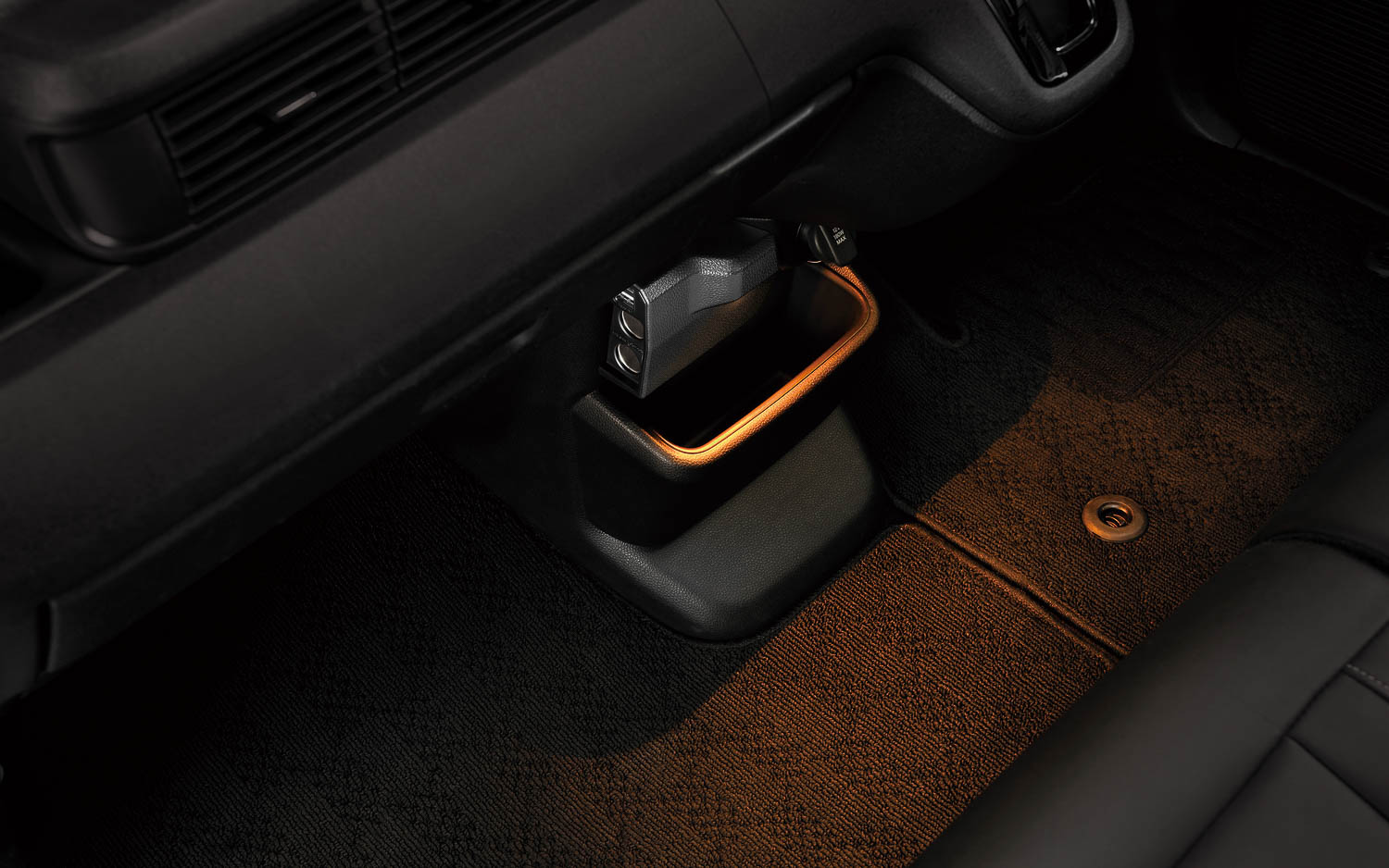 アンバー、ブルー、ホワイト、3色のLEDダウンライトを内蔵